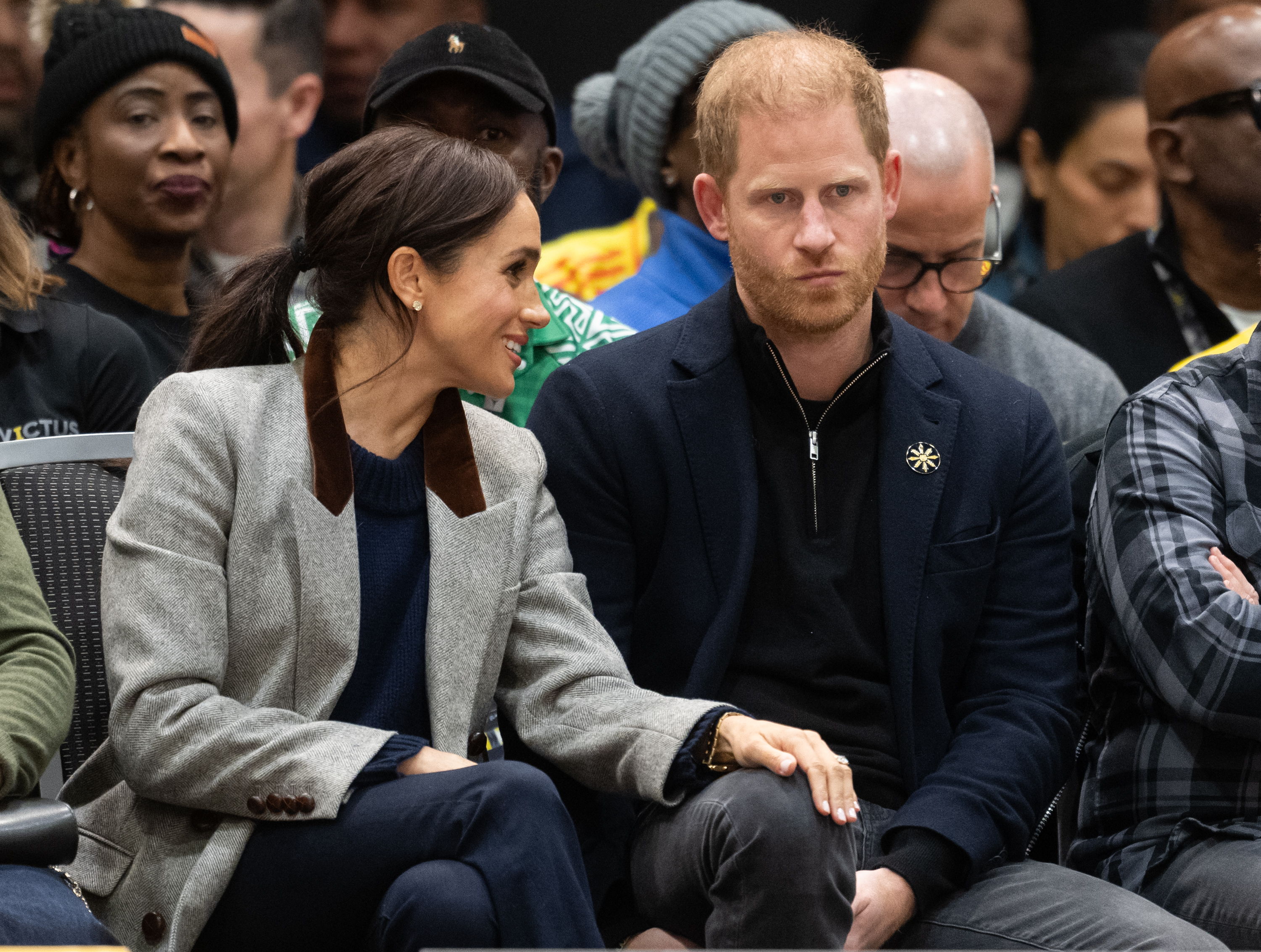 Le prince Harry et Meghan Markle au match de basket-ball en fauteuil roulant entre les États-Unis et le Nigeria lors de la première journée des 2025 Invictus Games au Vancouver Convention Centre le 9 février à Vancouver, en Colombie-Britannique, au Canada. | Source : Getty Images