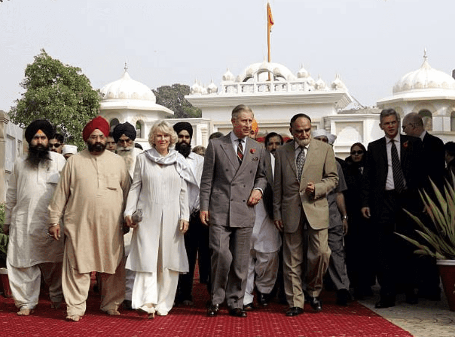 Le cinquième jour de la tournée royale du Pakistan, le prince Charles et Camilla visitent le Sikh Gurdwara à Lahore, le 2 novembre 2006 à Lahore, au Pakistan | Source: Chris Jackson / Getty Images