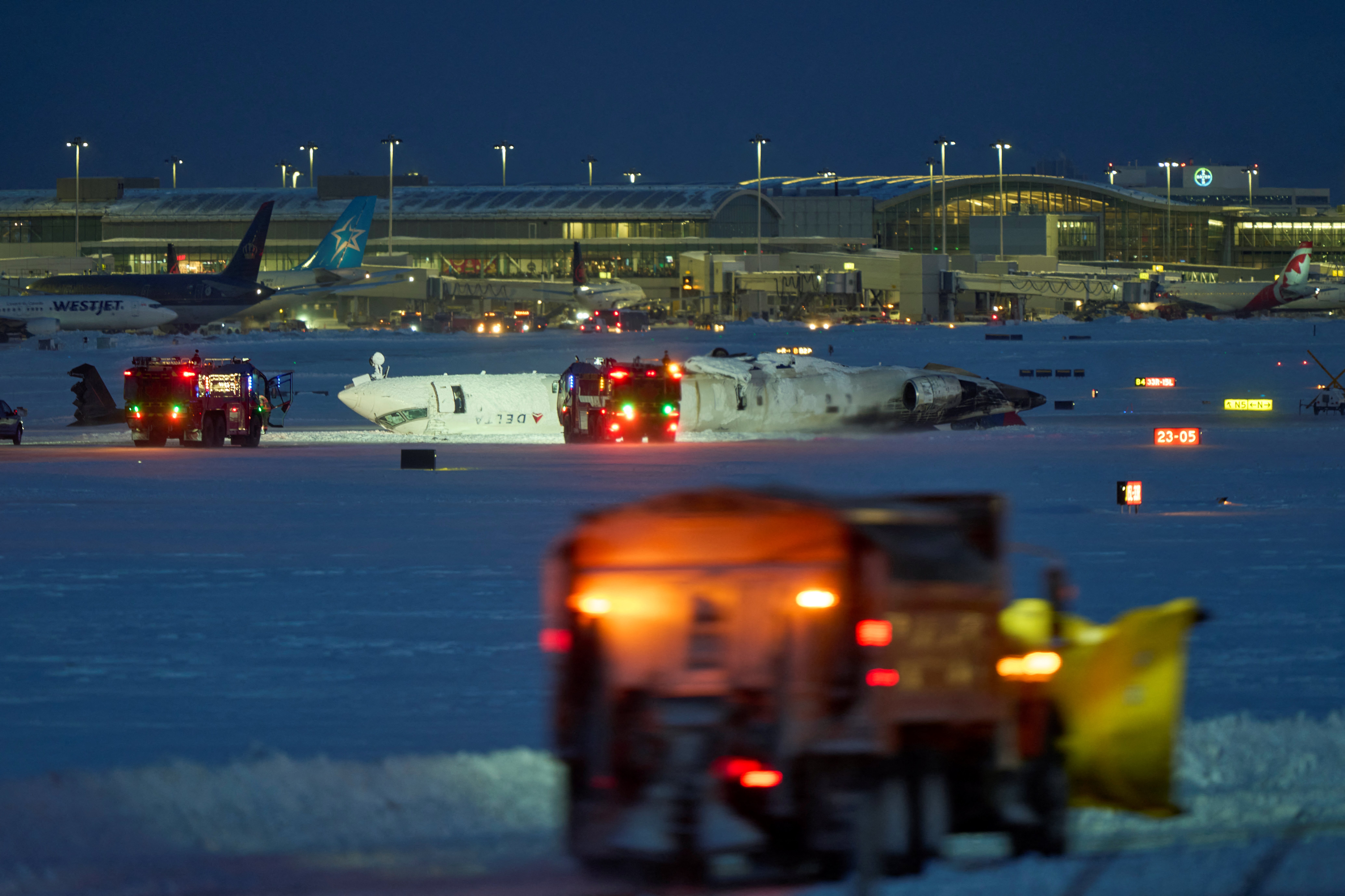 Un avion de Delta airlines est vu après s'être écrasé à l'atterrissage à l'aéroport Pearson de Toronto, Ontario, le 17 février 2025 | Source : Getty Images