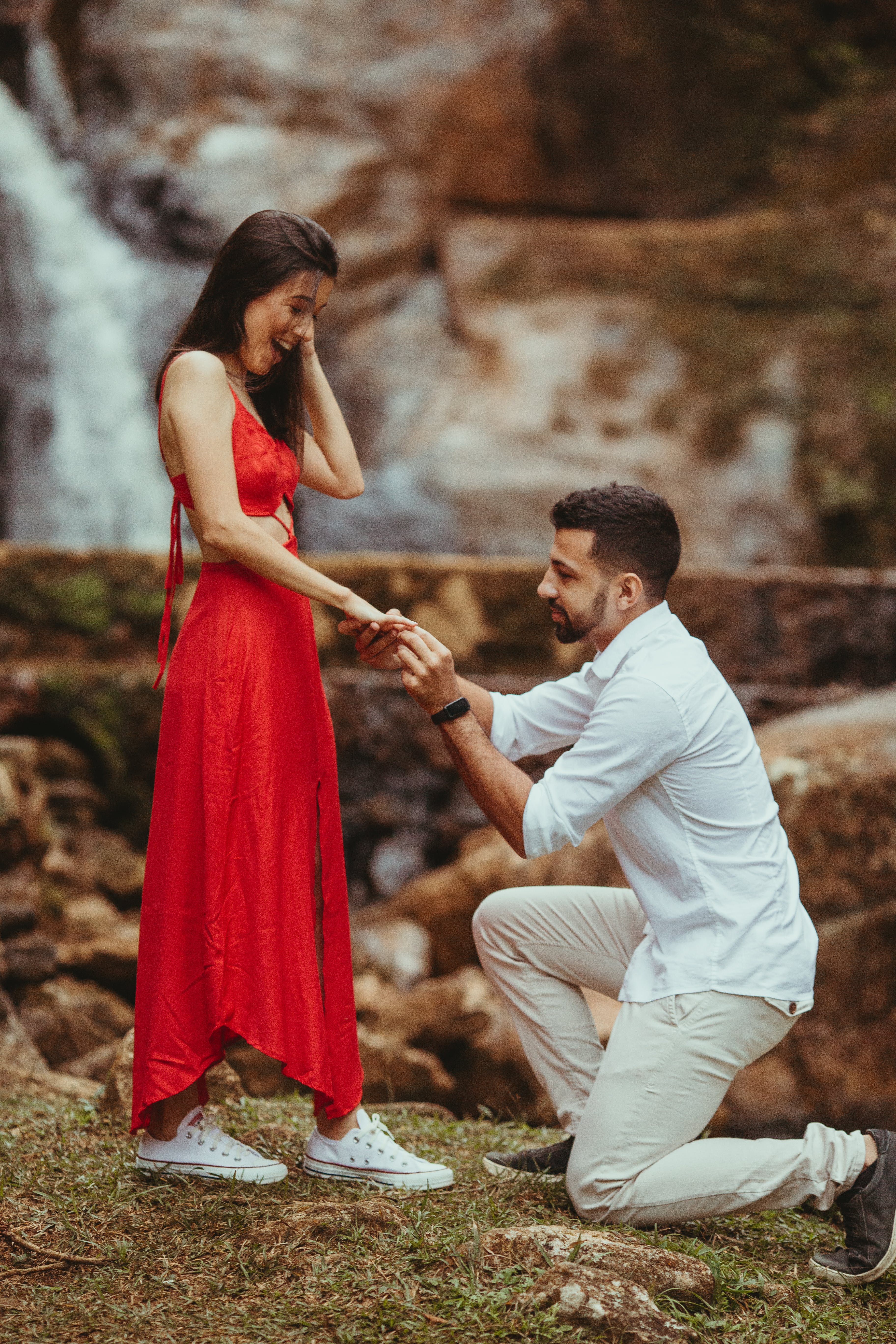 Un homme pose un genou à terre tout en demandant sa compagne en mariage à l'extérieur | Source : Pexels