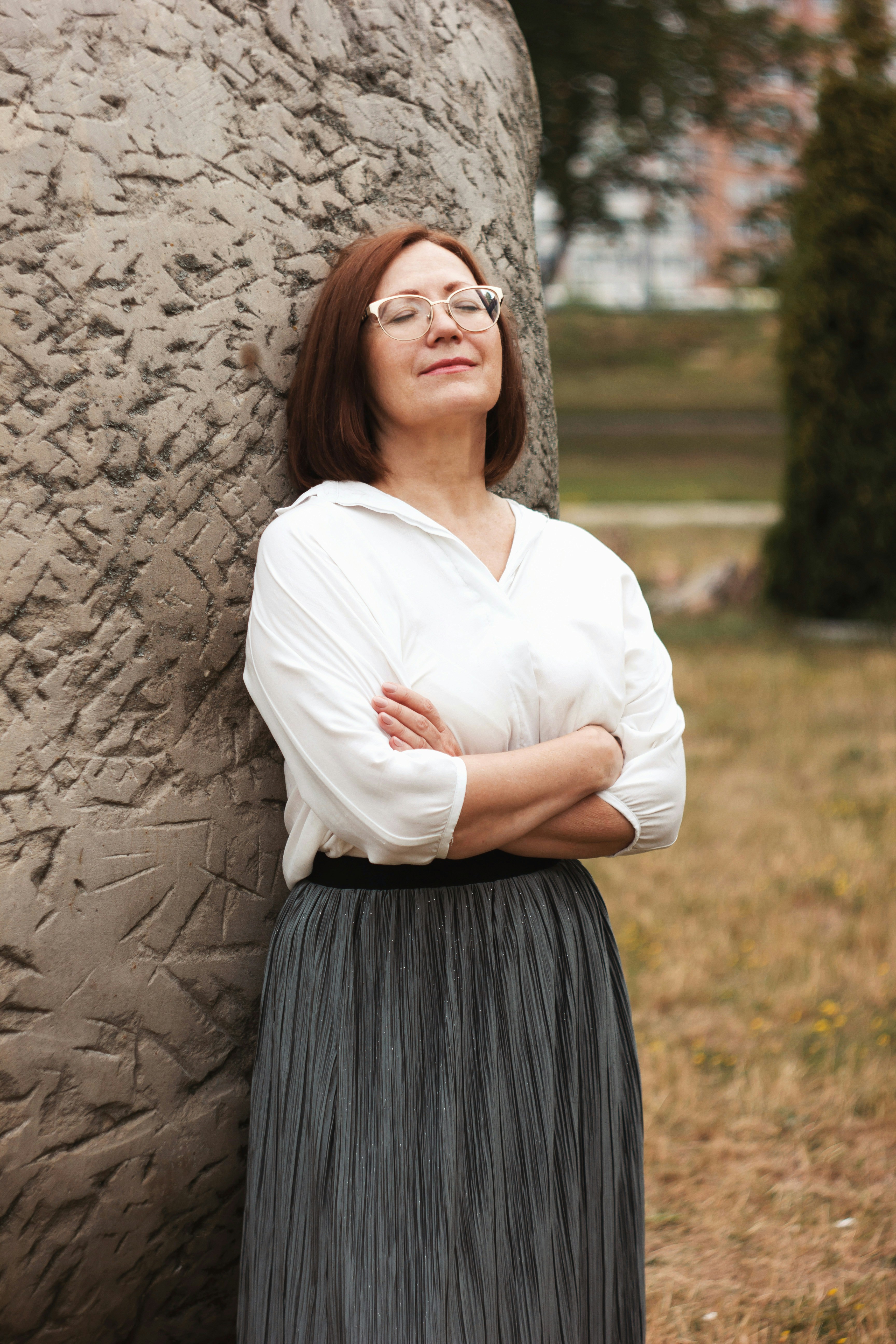 Une femme s'appuyant sur le monument tout en souriant | Source : Unsplash