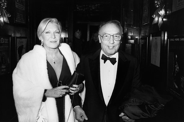 Line Renaud et Loulou Gasté au 91ème anniversaire de Romain de Tirtoff dit Erté le 24 novembre 1983 à Paris, France. | Photo : Getty images