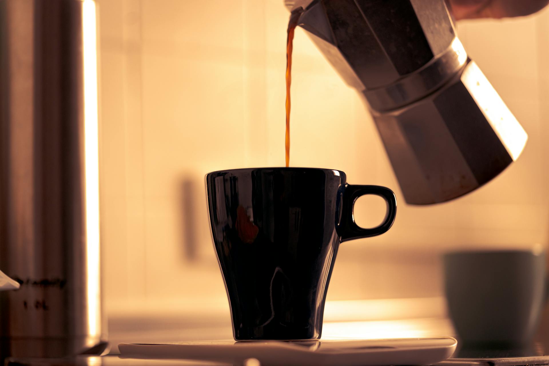 Une personne qui verse du café | Source : Pexels