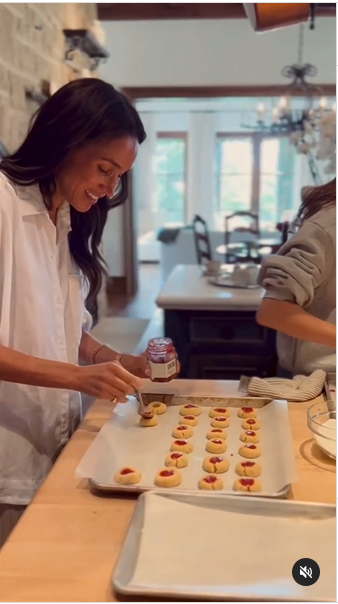 Meghan Markle en train de faire de la pâtisserie, extrait d'un post daté du 7 mars 2025 | Source : Instagram/meghan