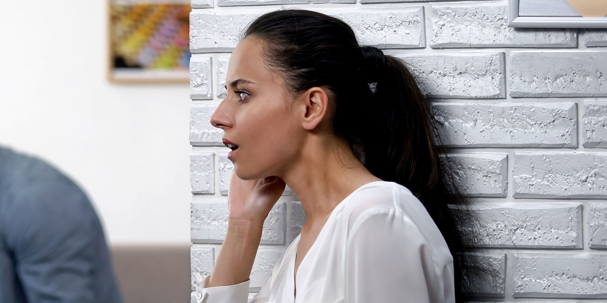 Une jeune femme debout près d'un mur | Source : Shutterstock