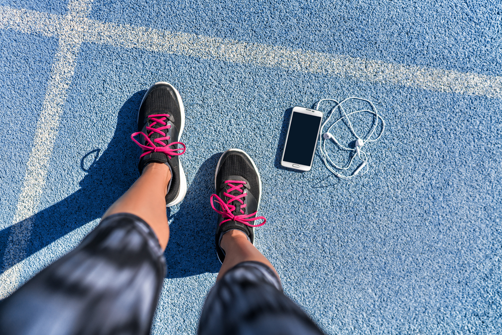 Une paire de jambes et un téléphone sur le sol | Source : Shutterstock