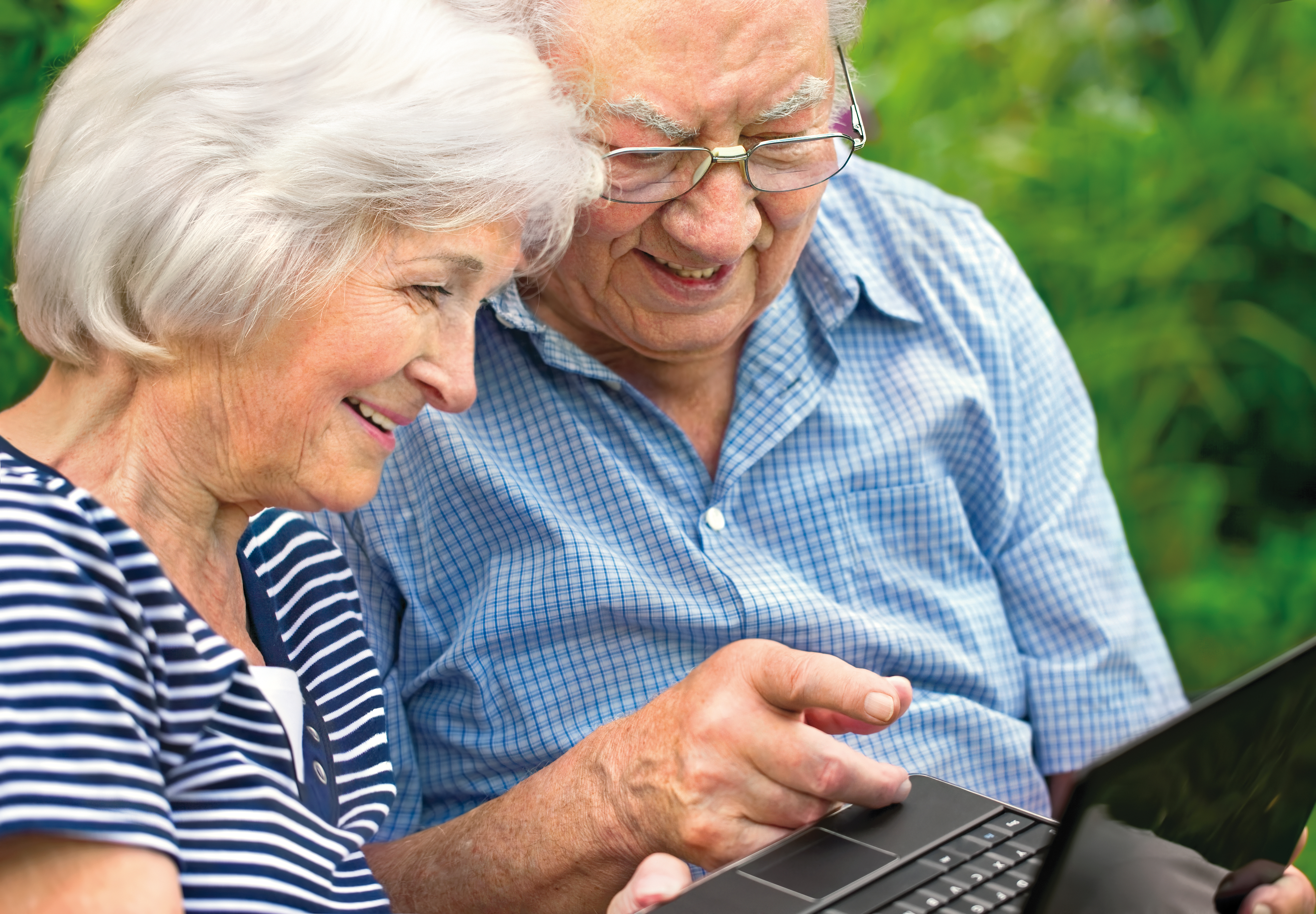 Un couple de personnes âgées qui fait un appel vidéo | Source : Shutterstock