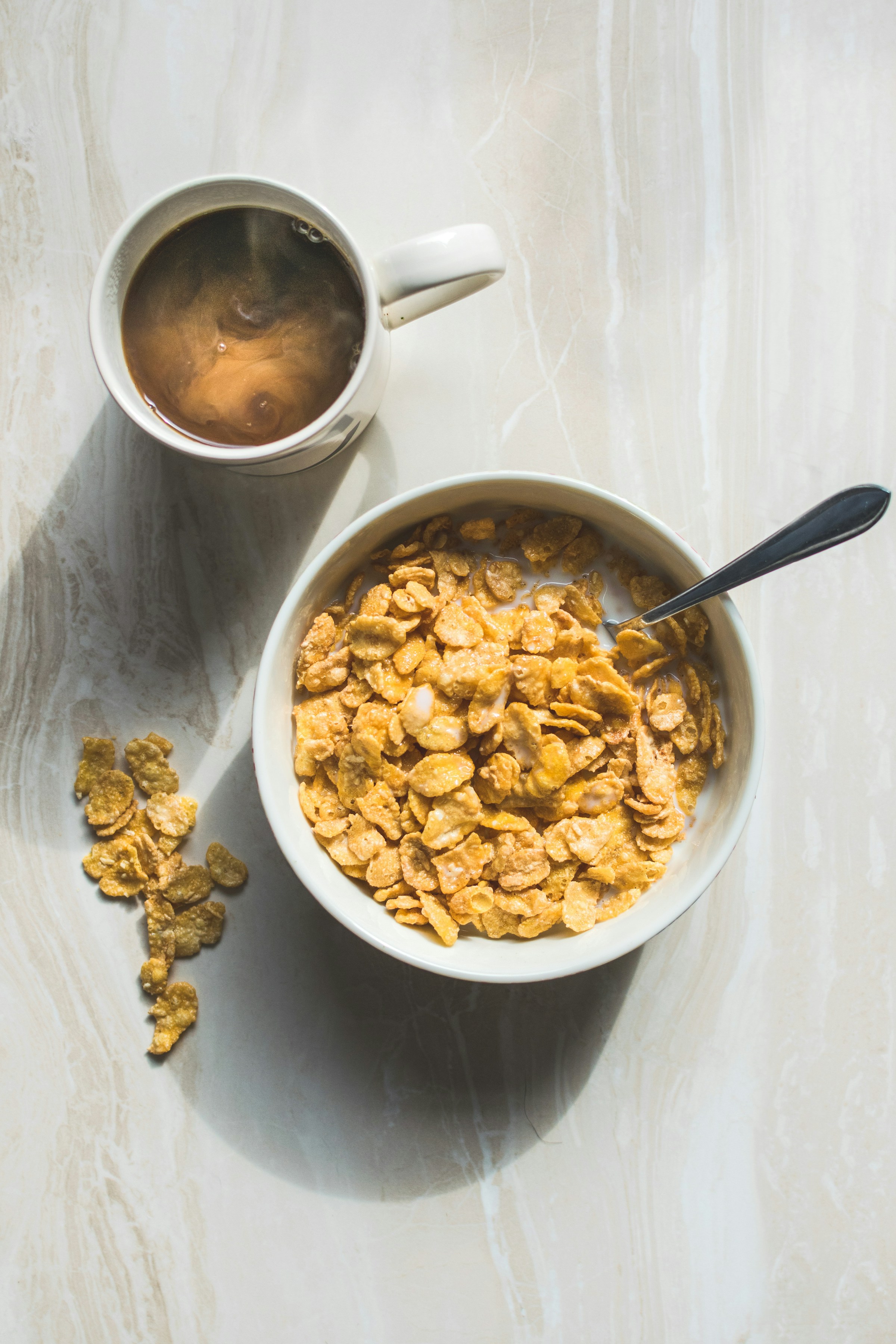 Un bol de céréales et une tasse de café | Source : Unsplash