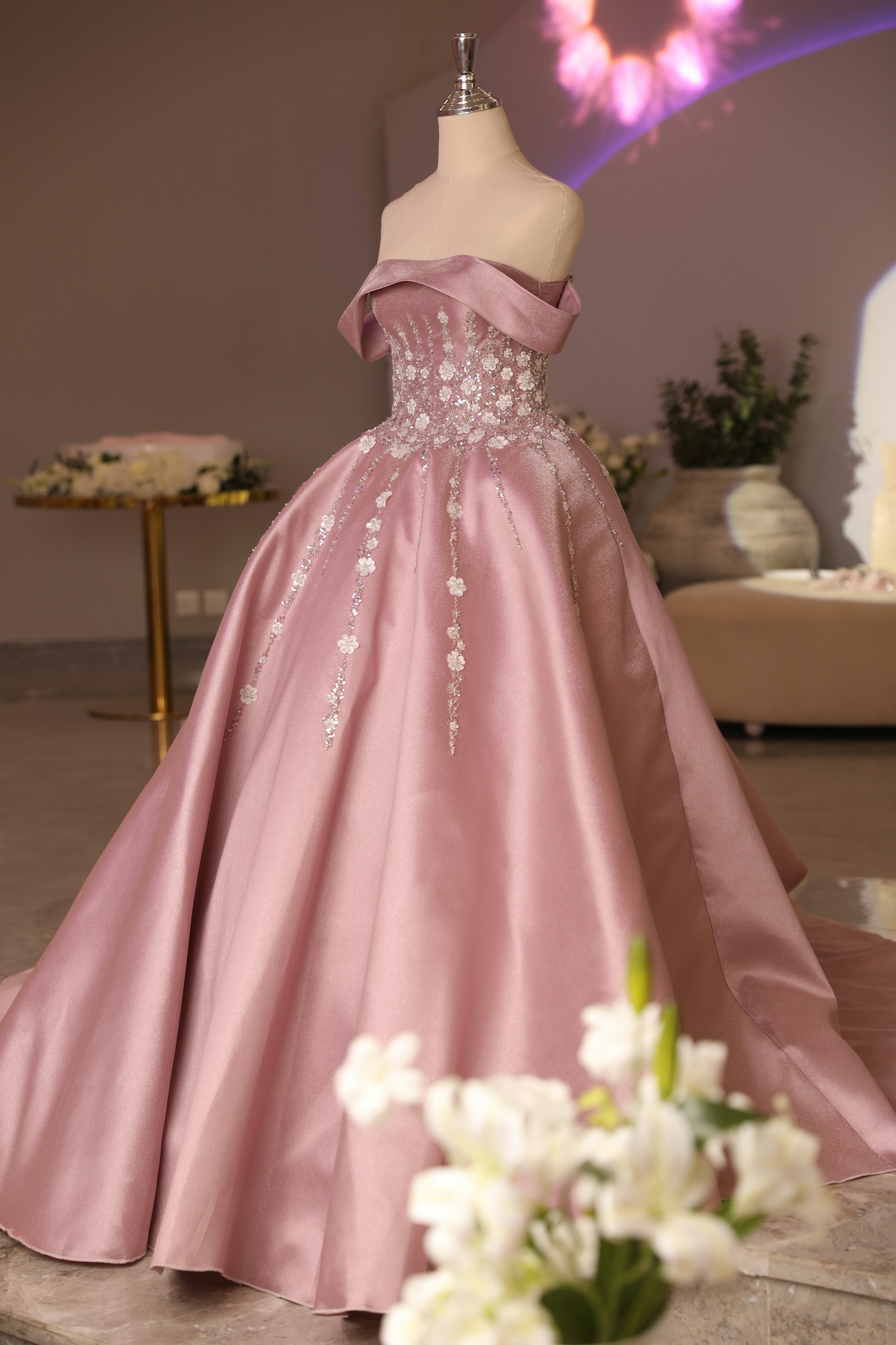 Une superbe robe exposée sur un mannequin dans un magasin | Source : Unsplash