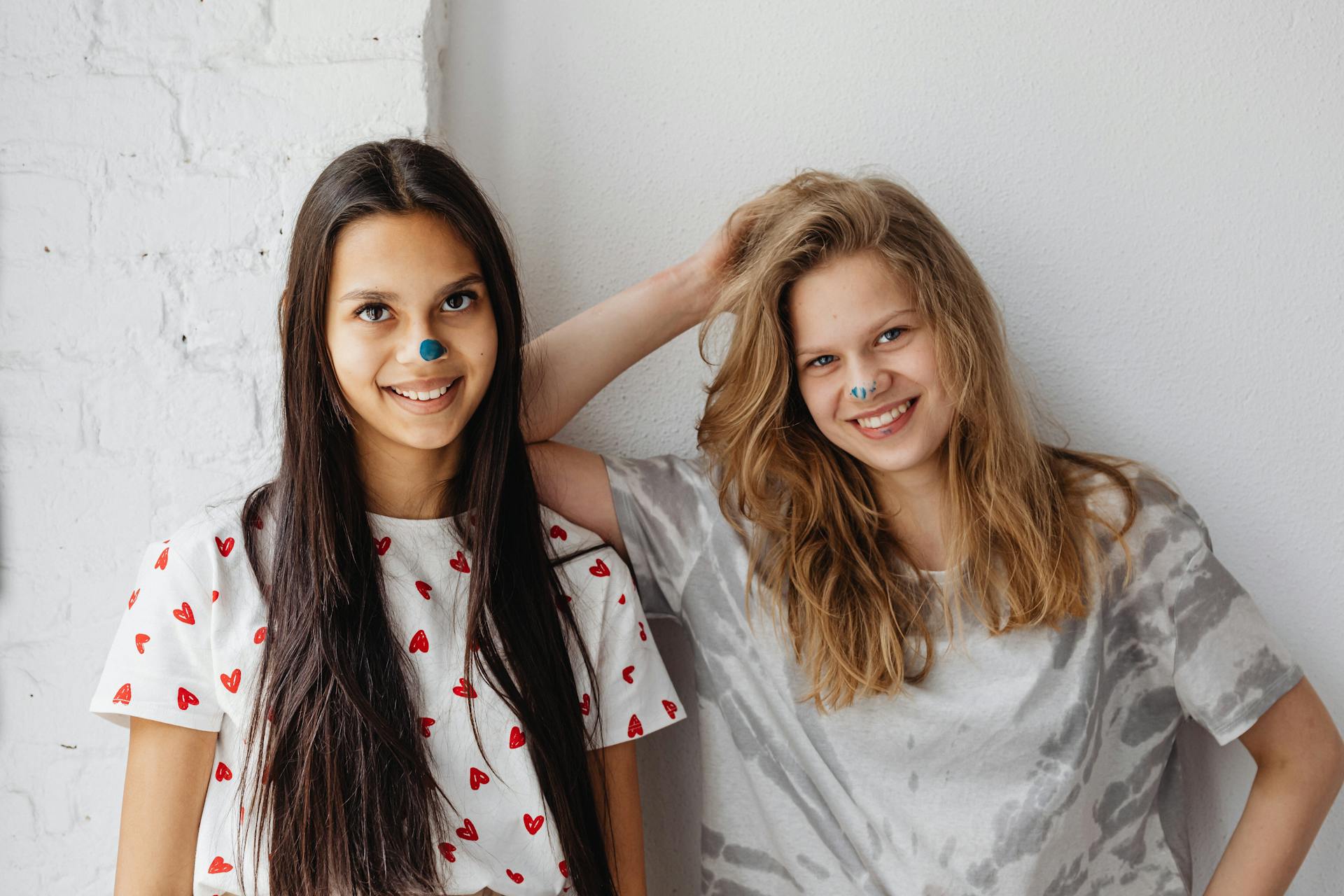 Deux adolescentes joyeuses et souriantes | Source : Pexels