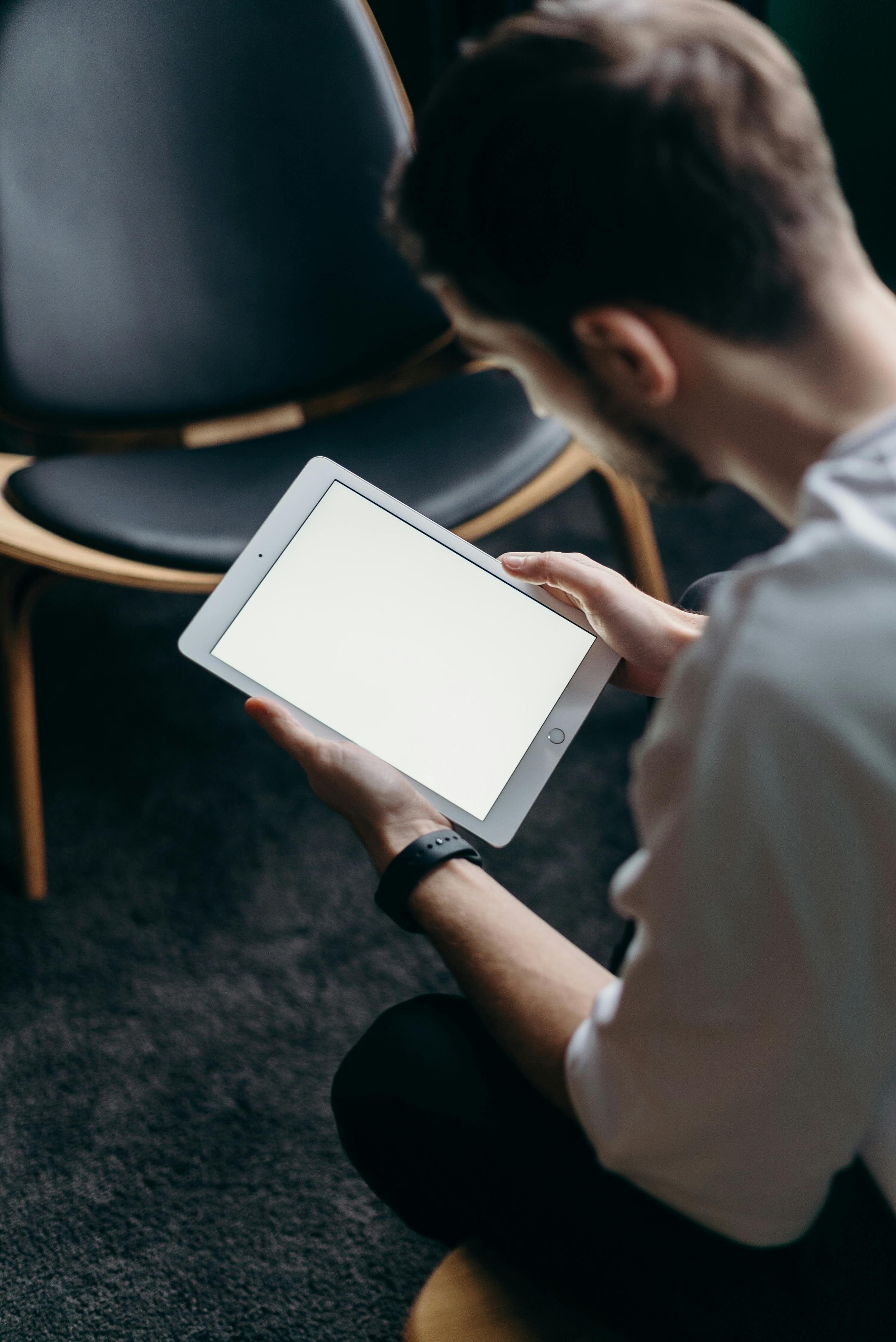 Homme utilisant une tablette | Source : Pexels