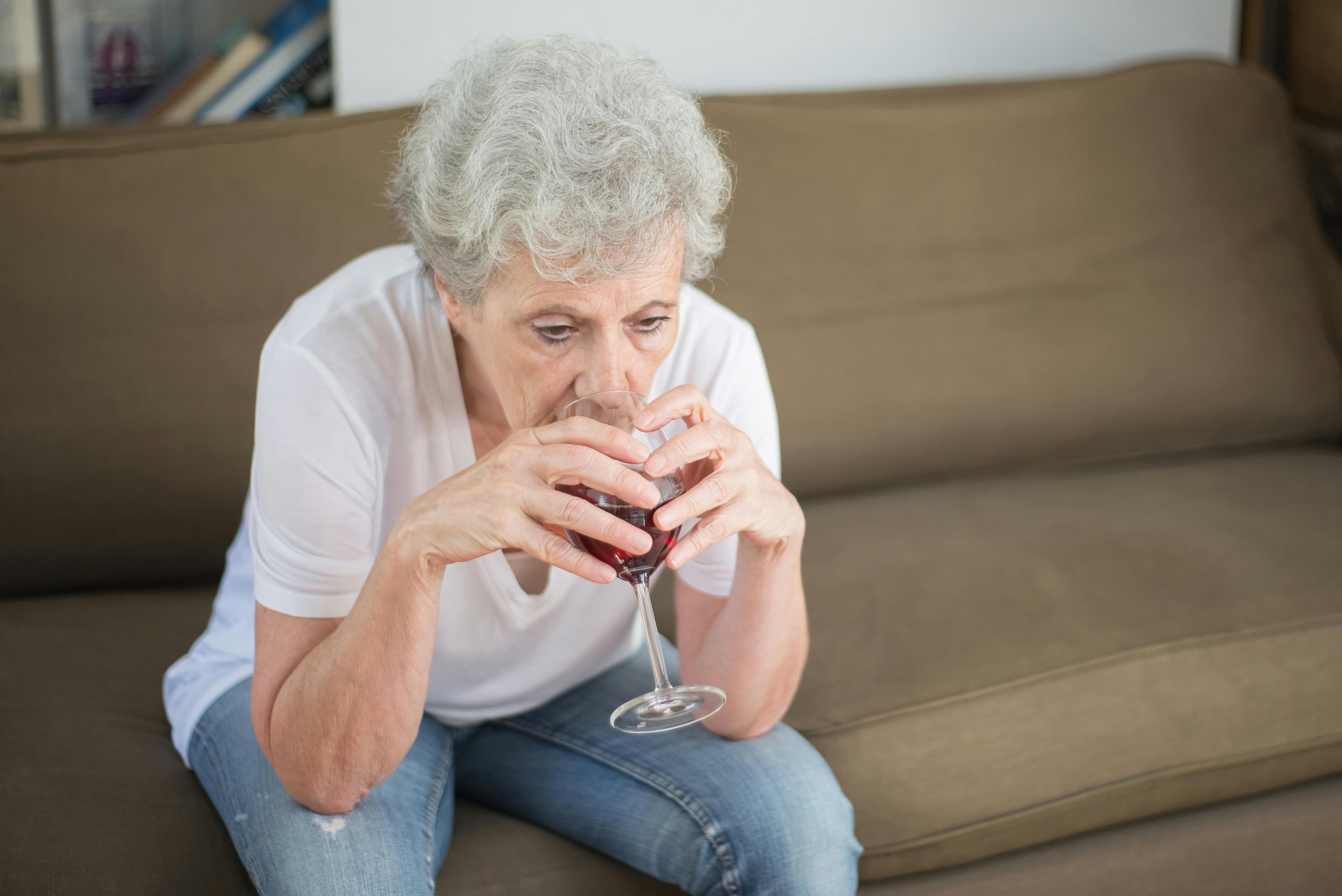 Une femme triste qui boit du vin seule | Source : Pexels