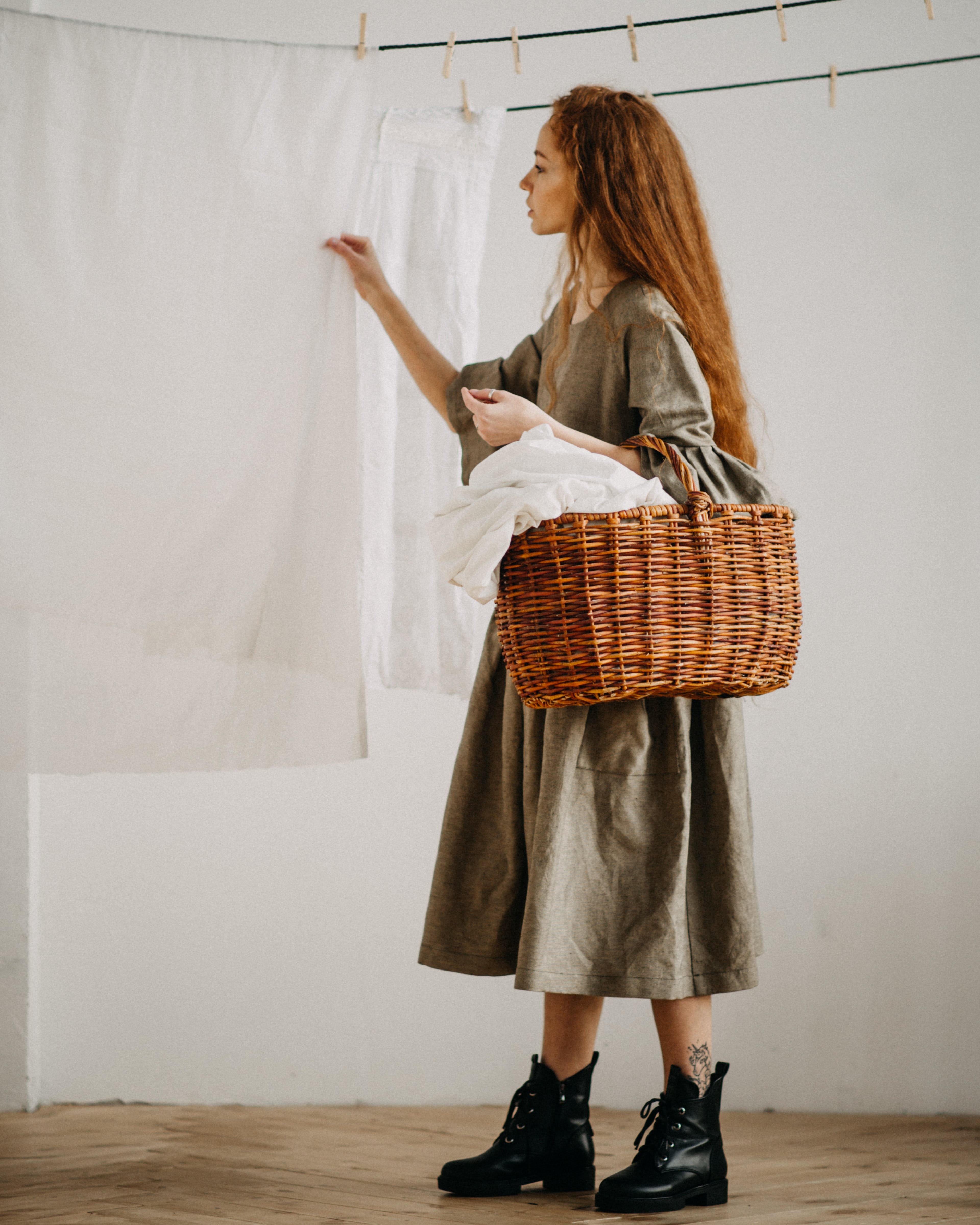 Una mujer lleva un cesto de la ropa sucia. | Fuente: Pexels