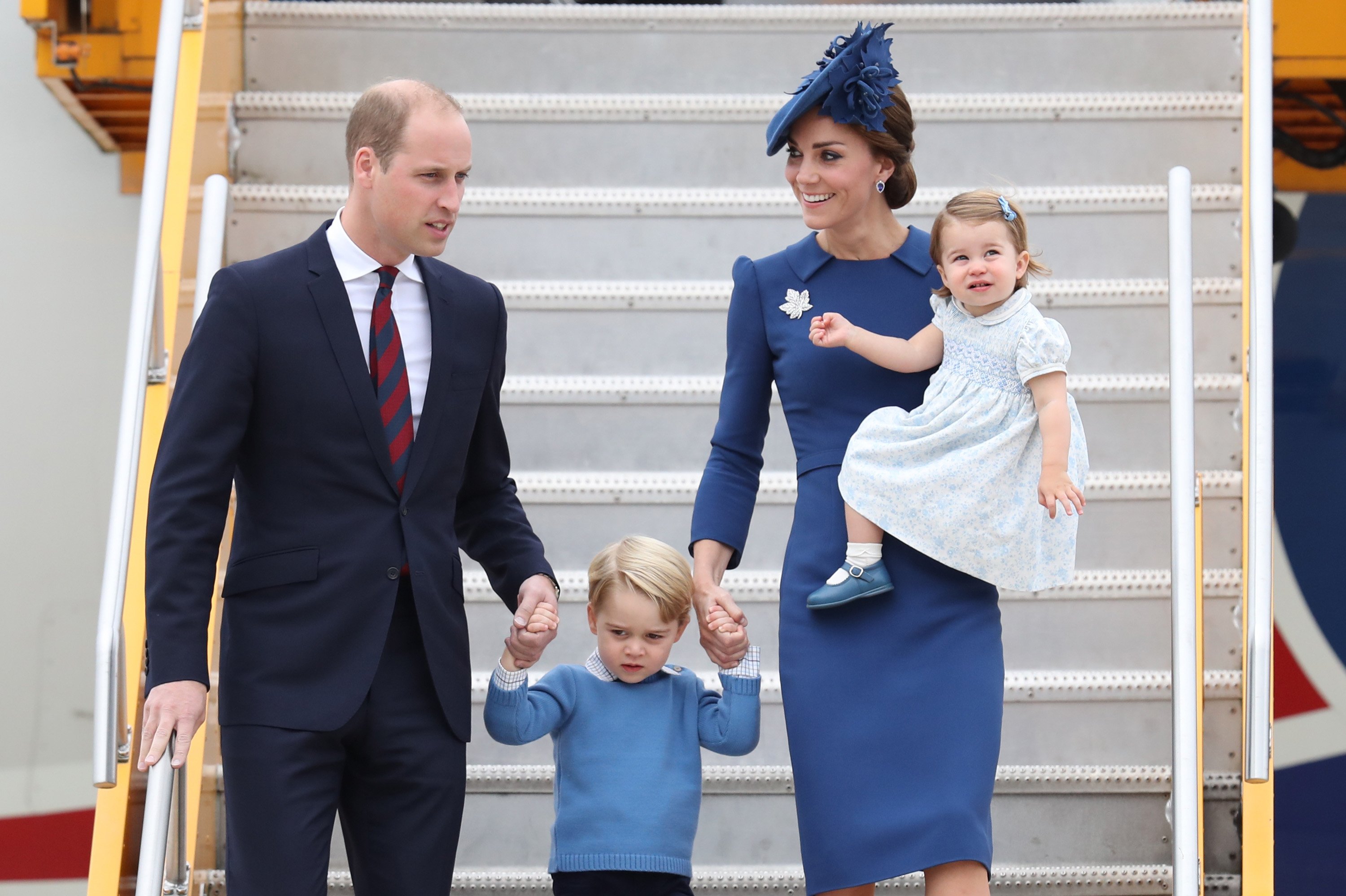 Le prince William, sa femme Kate Middleton et leurs enfants, le prince George et la princesse Charlotte, à l'aéroport de Victoria le 24 septembre 2016 à Victoria, au Canada | Source : Getty Images