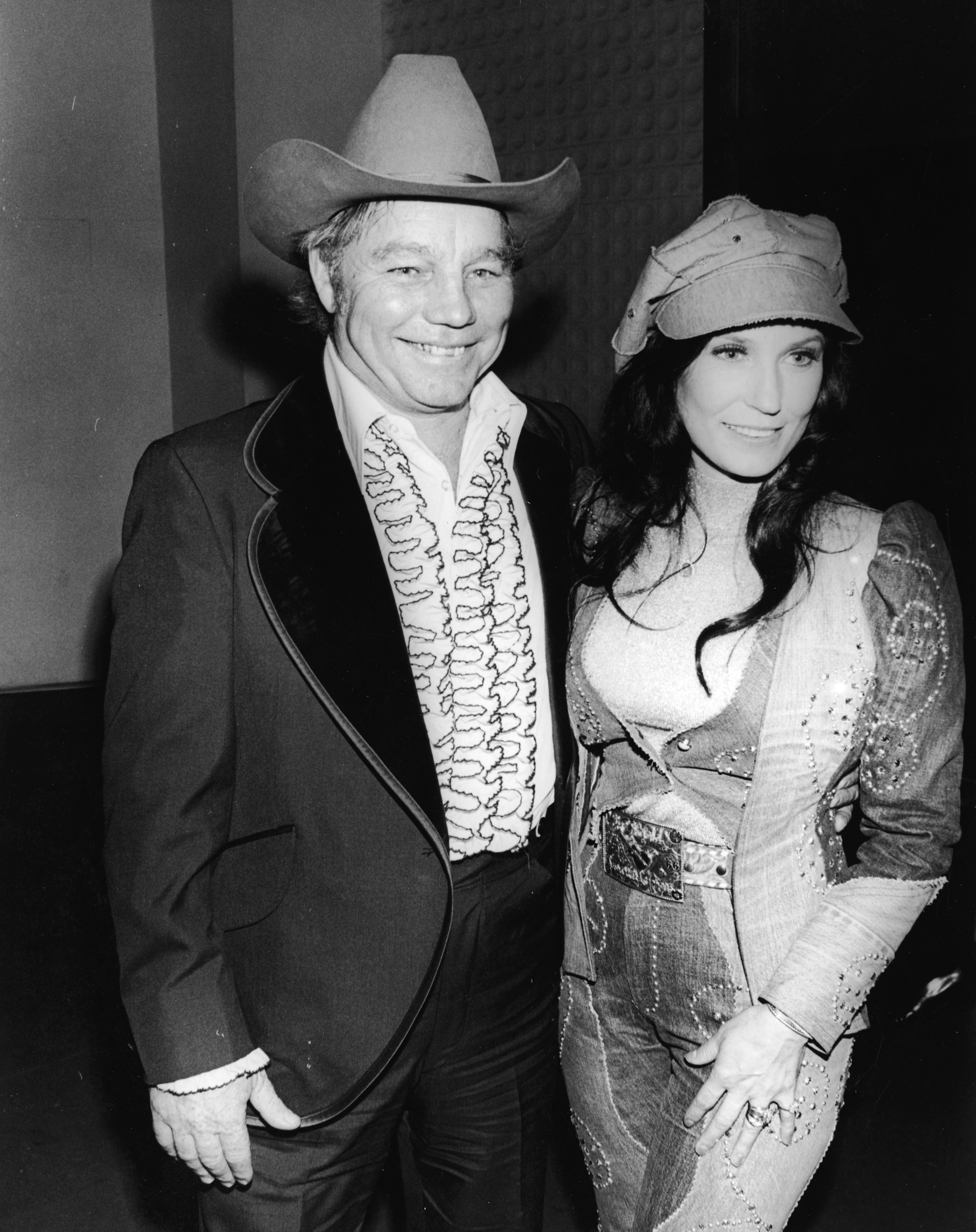 Loretta Lynn et son mari Oliver "Mooney" Lynn, aux Country & Western Music Awards, Hollywood, Californie, 27 février 1975 | Source : Getty Images