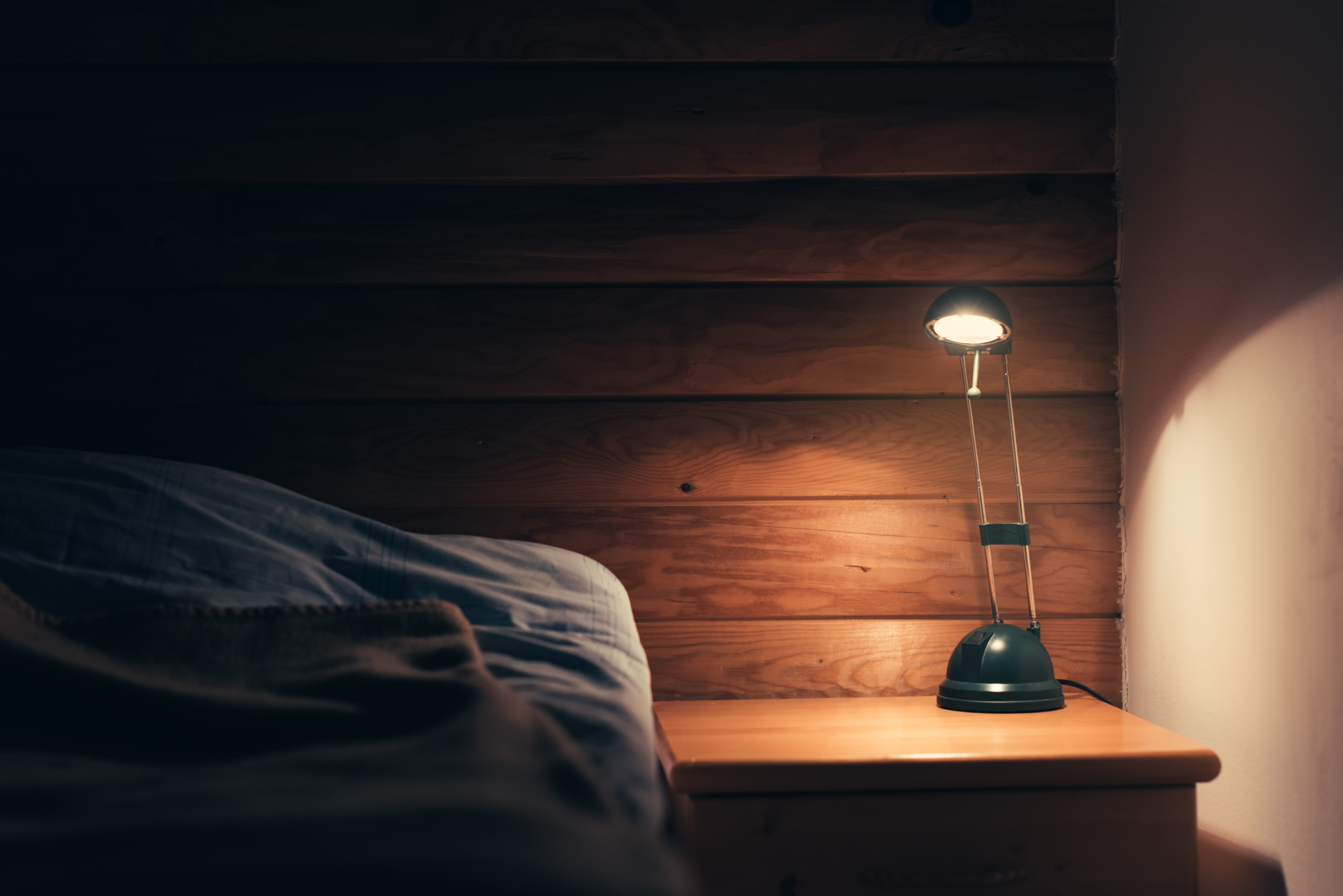 Luz ao lado da cama |  Fonte: Shutterstock