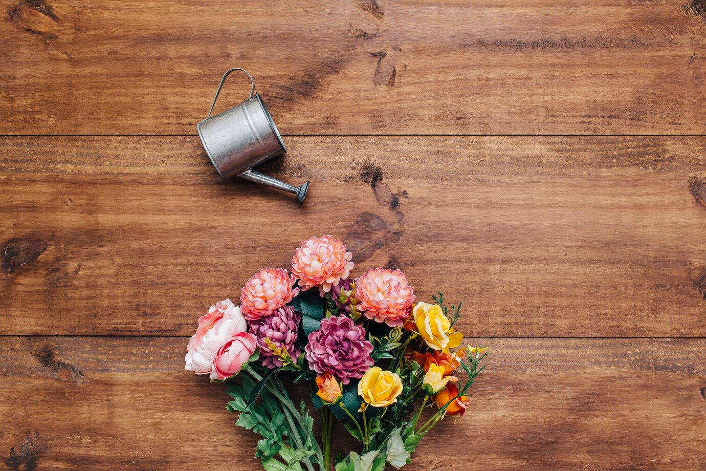 Un bouquet de fleurs sur une table | Source : Freepik