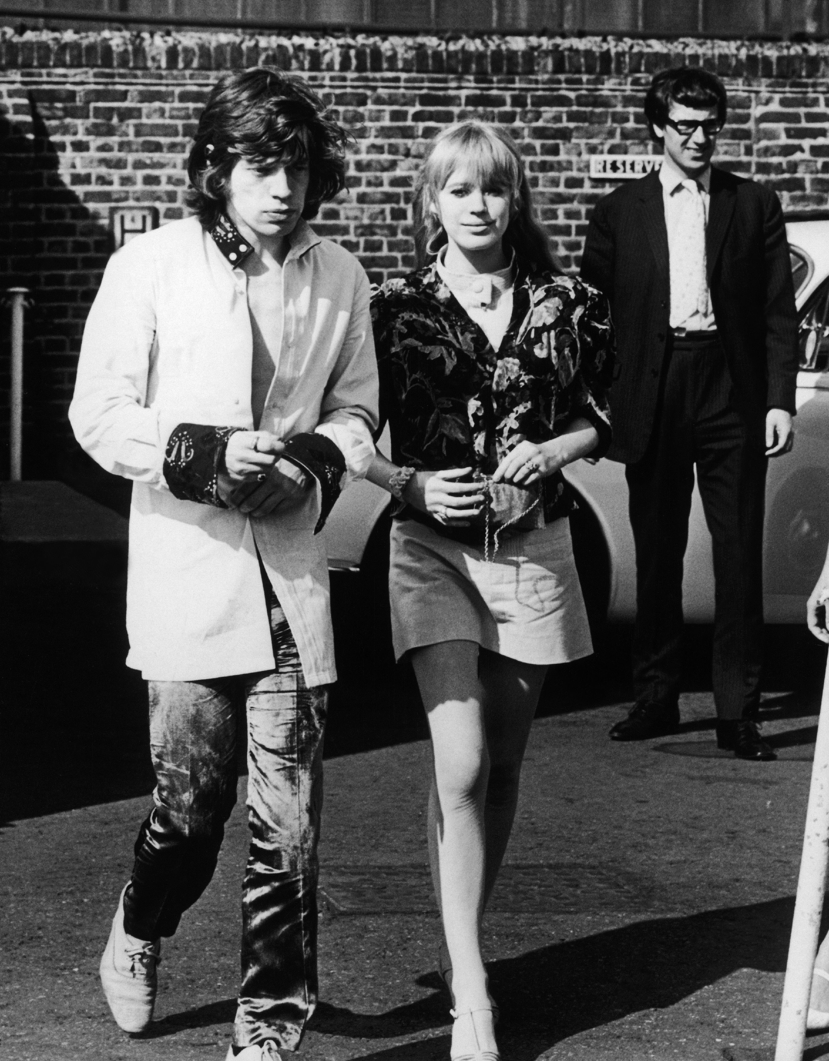 Mick Jagger et Marianne Faithfull à l'aéroport de Battersea, le 31 juillet 1967, en Angleterre. | Source : Getty Images