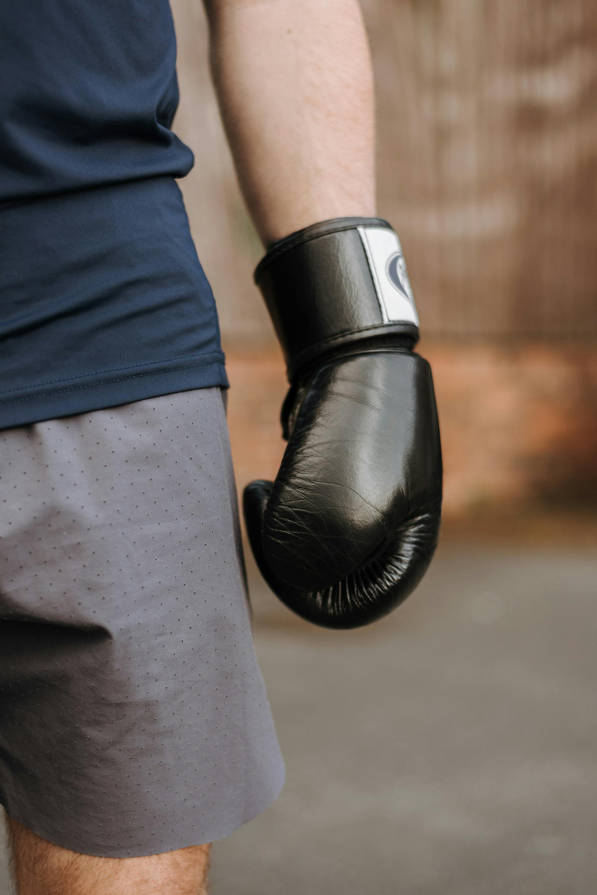 Un homme portant un gant de boxe | Source : Pexels