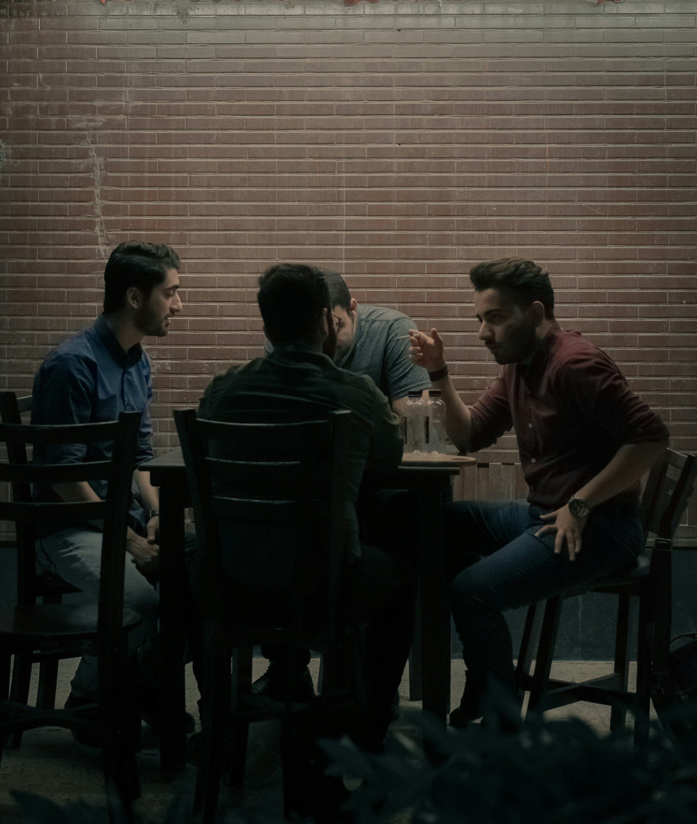 Amis ayant une conversation sérieuse | Source : Unsplash