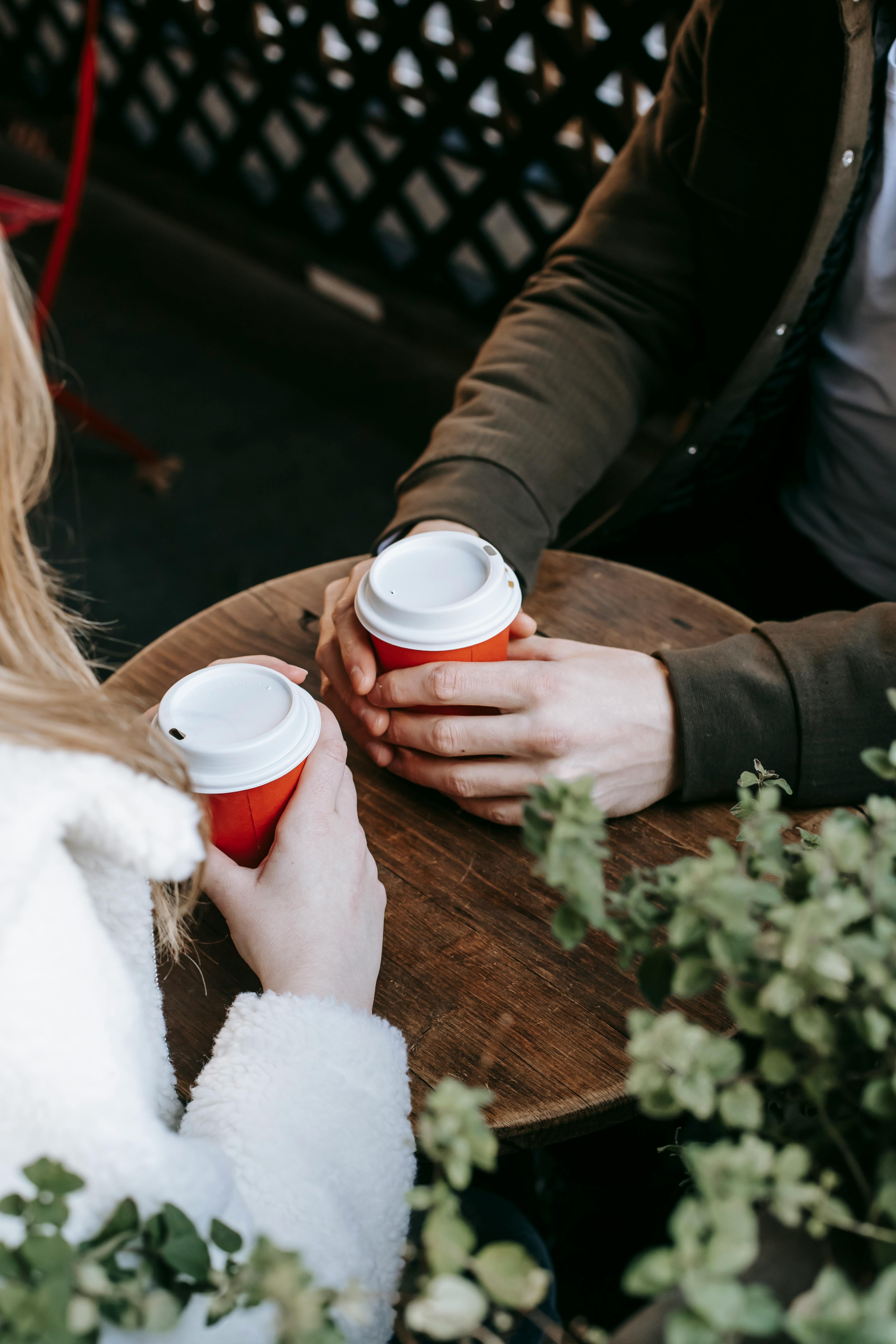 Un couple dans un café | Source : Pexels