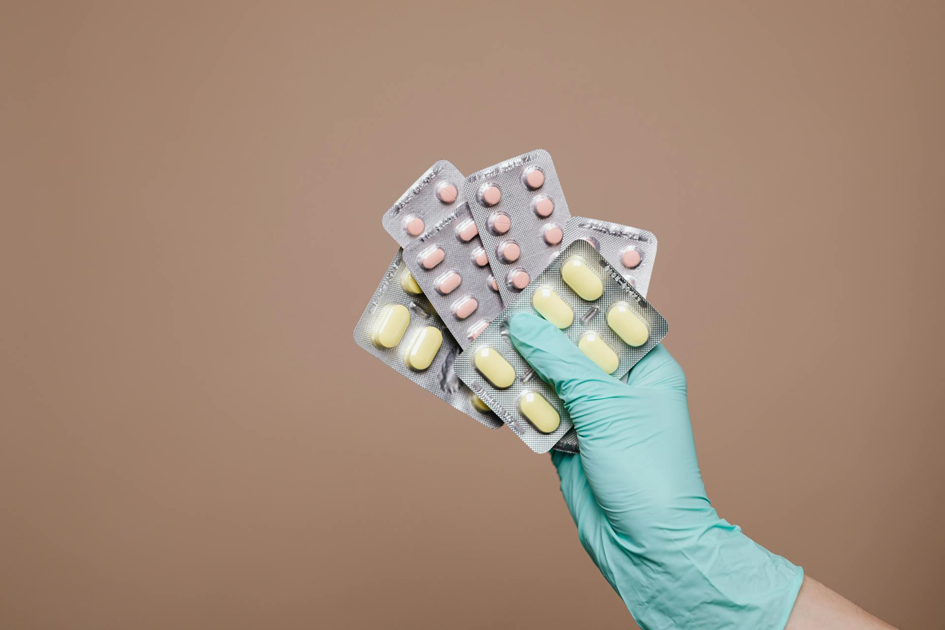 Personne tenant un médicament | Source : Pexels
