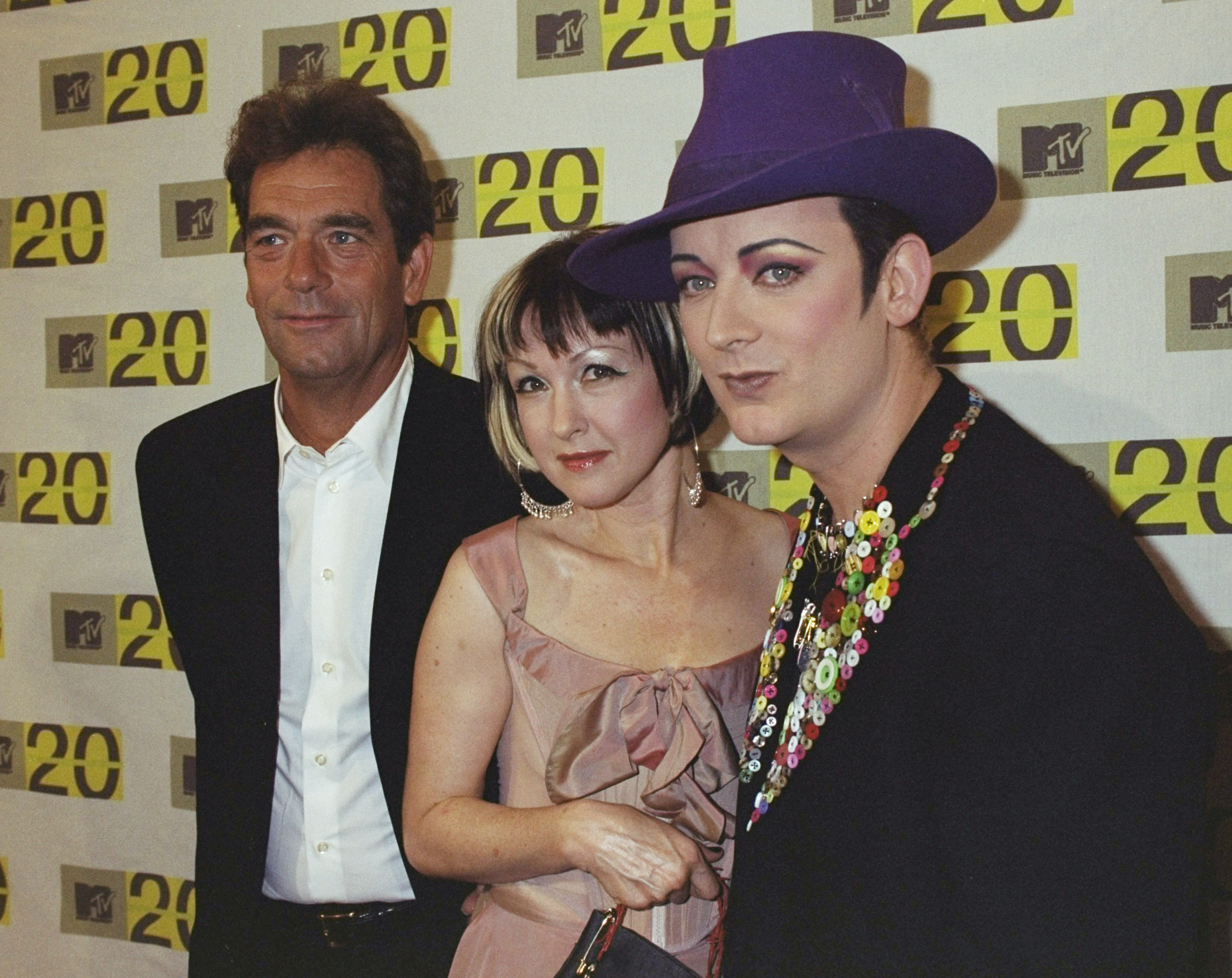 La chanteuse, Cindy Lauper et Boy George lors de la célébration du 20e anniversaire de MTV le 1er janvier 2001. | Source : Getty Images