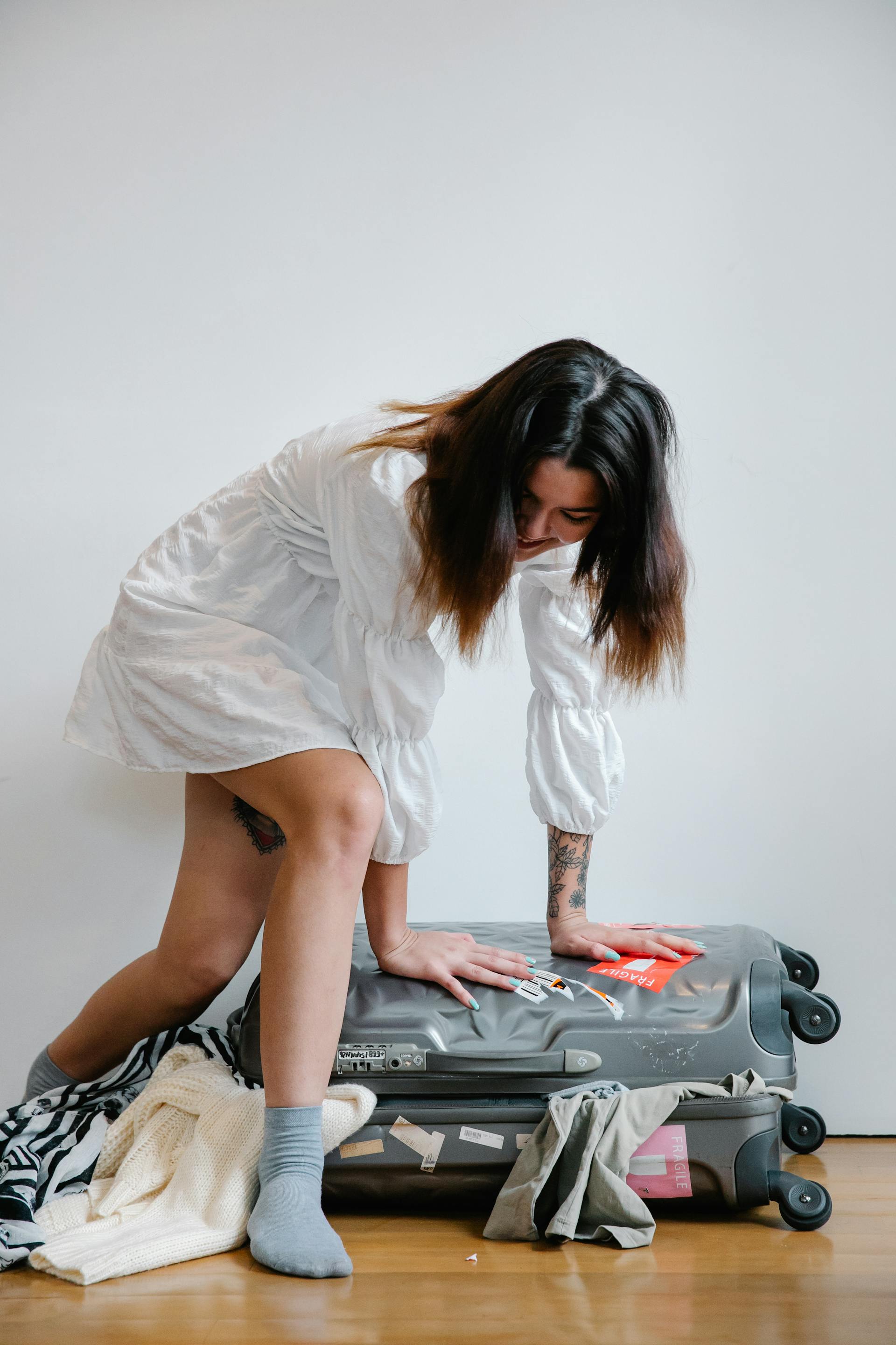 Une femme qui emballe des bagages | Source : Pexels