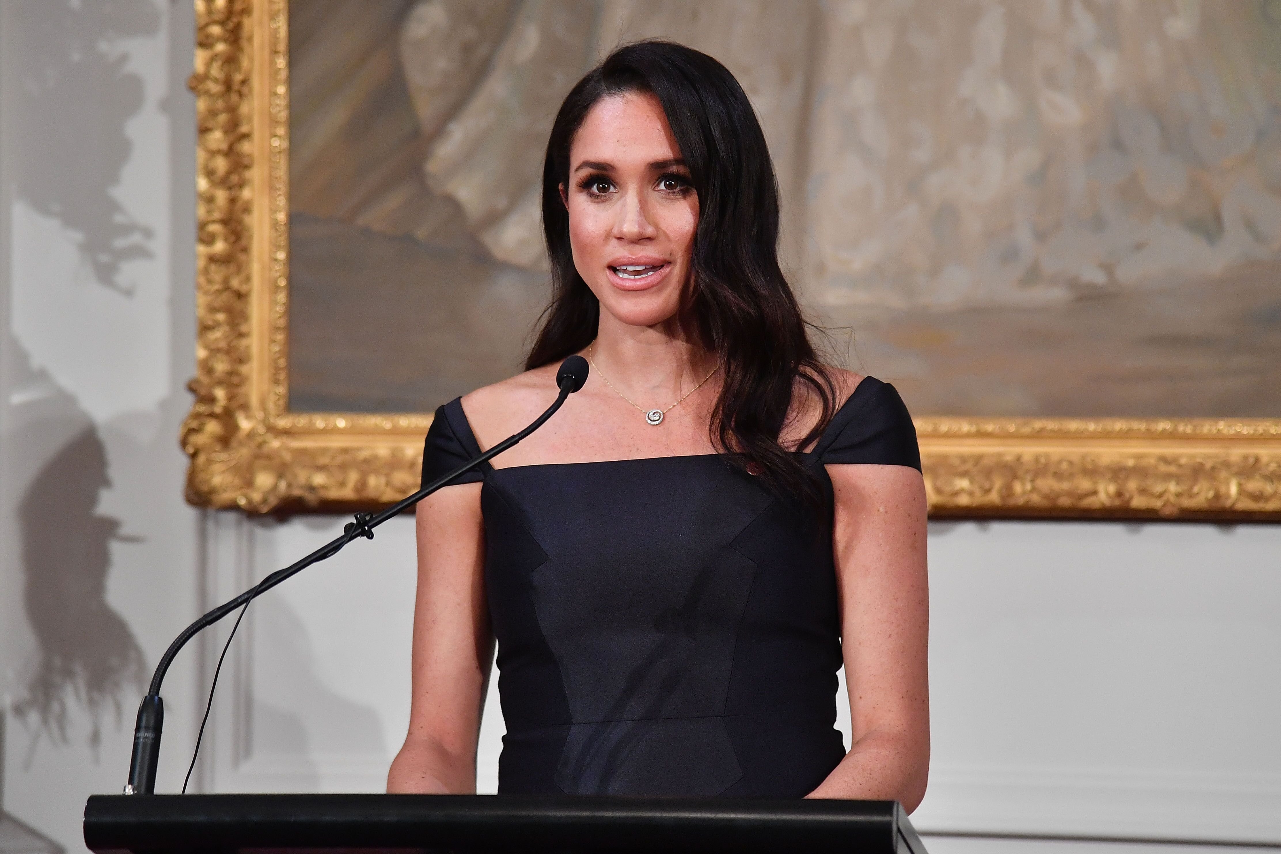 Meghan s'adresse aux invités lors d'une réception au Government House. | Photo : Getty Images