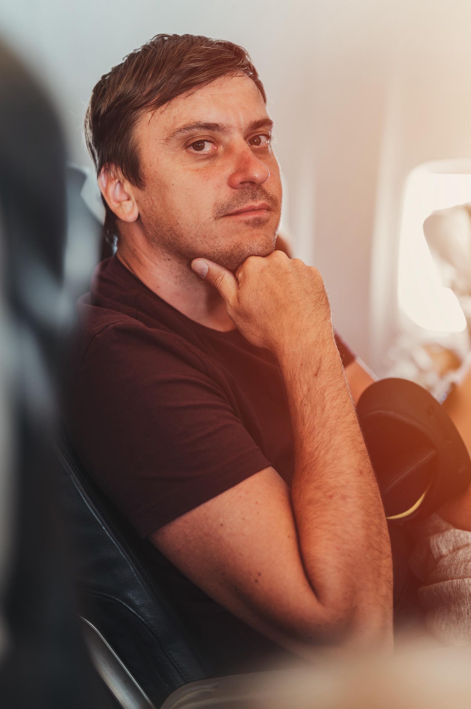 Homme attentif | Source : Shutterstock