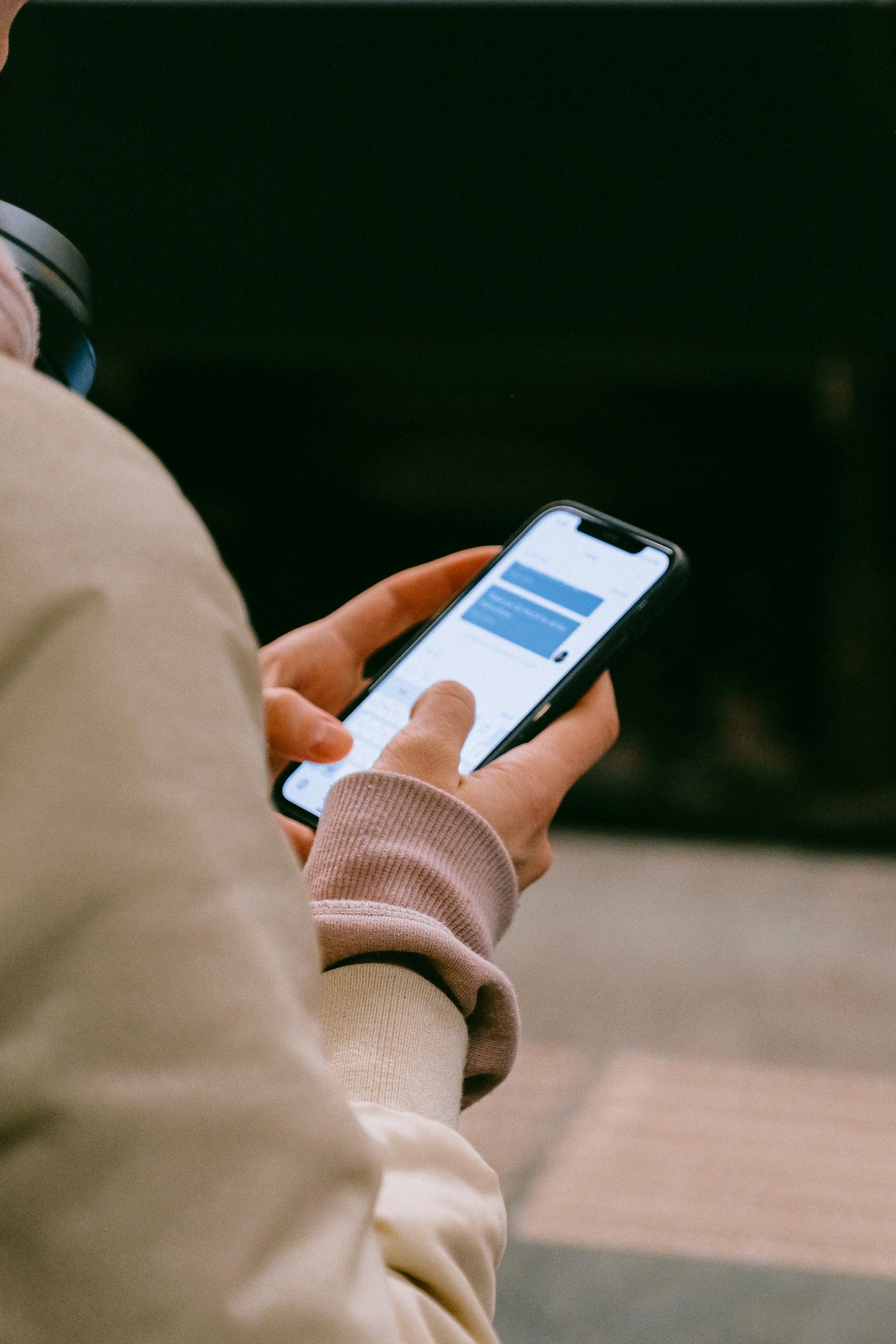 Une personne qui envoie un texto | Source : Pexels