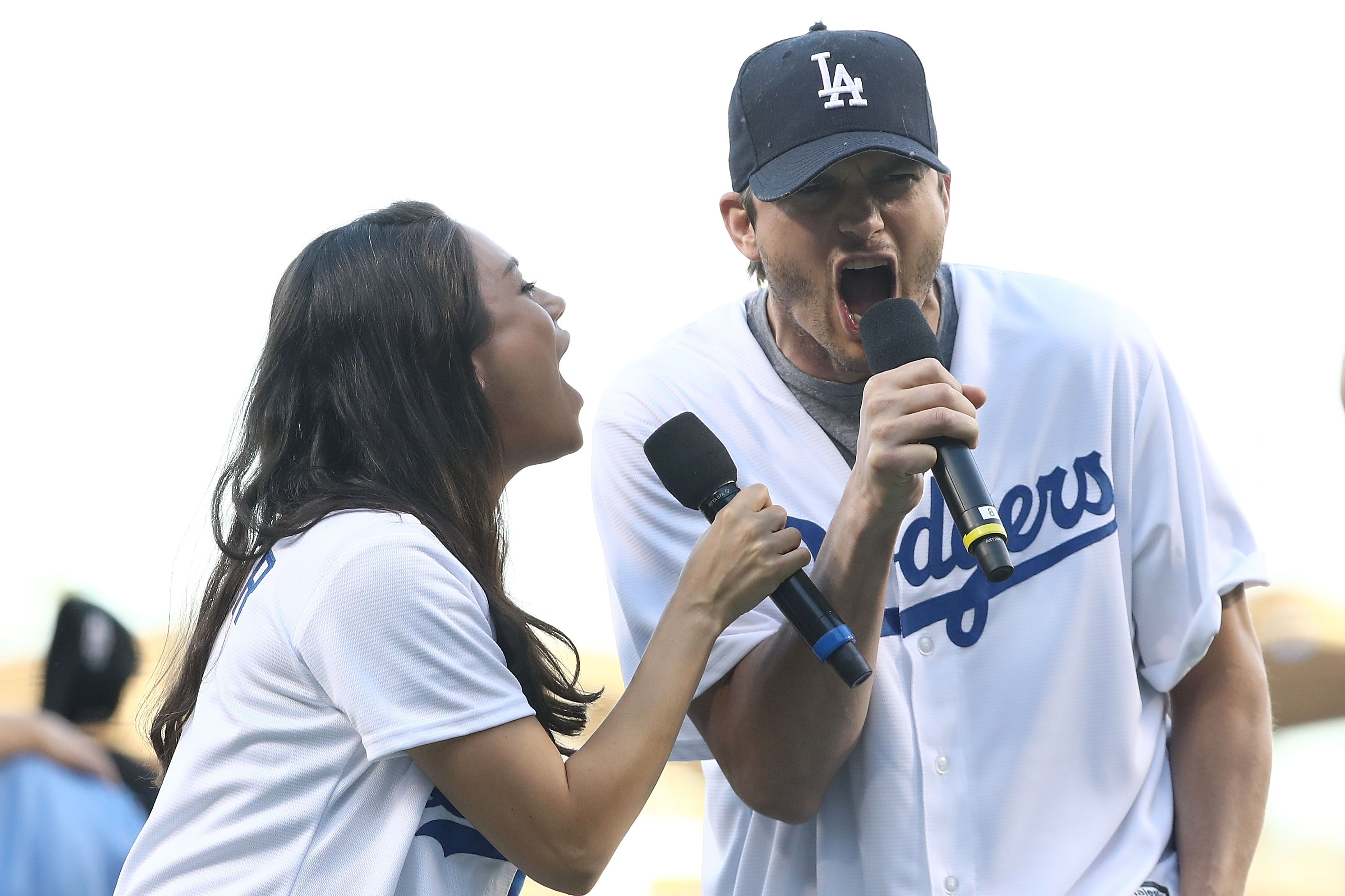 Mila Kunis et Ashton Kutcher annoncent l'équipe de départ des Los Angeles Dodgers avant le match 4 de la NLCS entre les Chicago Cubs et les Los Angeles Dodgers, le 19 octobre 2016 | Source : Getty Images