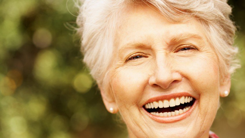 Une femme âgée avec un beau sourire et de belles dents blanches | Photo : Pixabay.