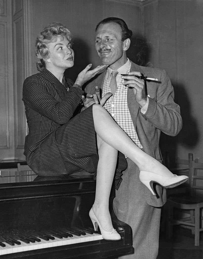 Line Renaud et Terry-Thomas, London, 1955 | Source: Getty images