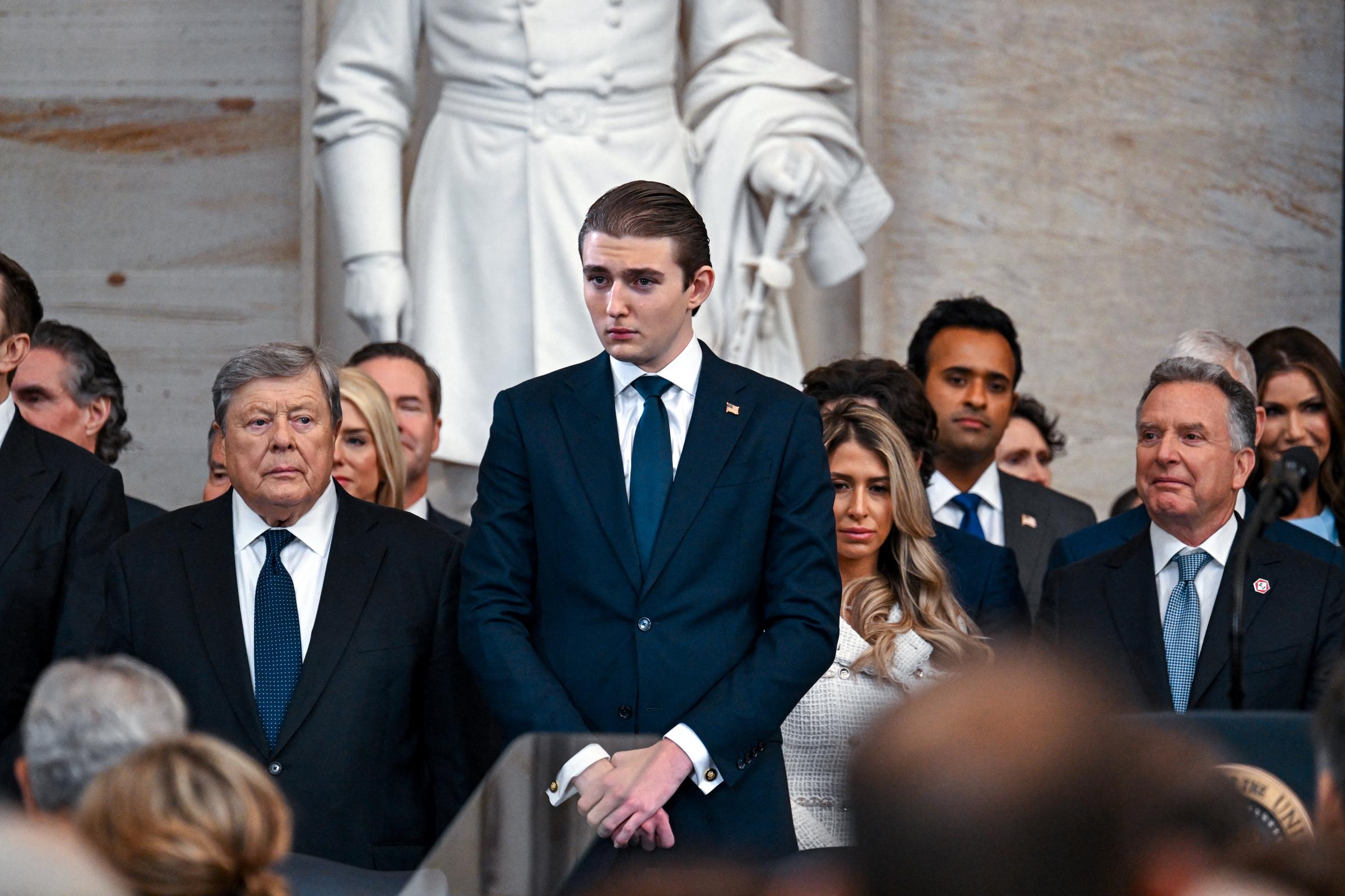 Barron Trump et son grand-père Viktor Knavs arrivent pour l'investiture de Donald Trump en tant que 47e président des États-Unis à l'intérieur de la Rotonde du Capitole américain à Washington, DC, le 20 janvier 2025 | Source : Getty Images