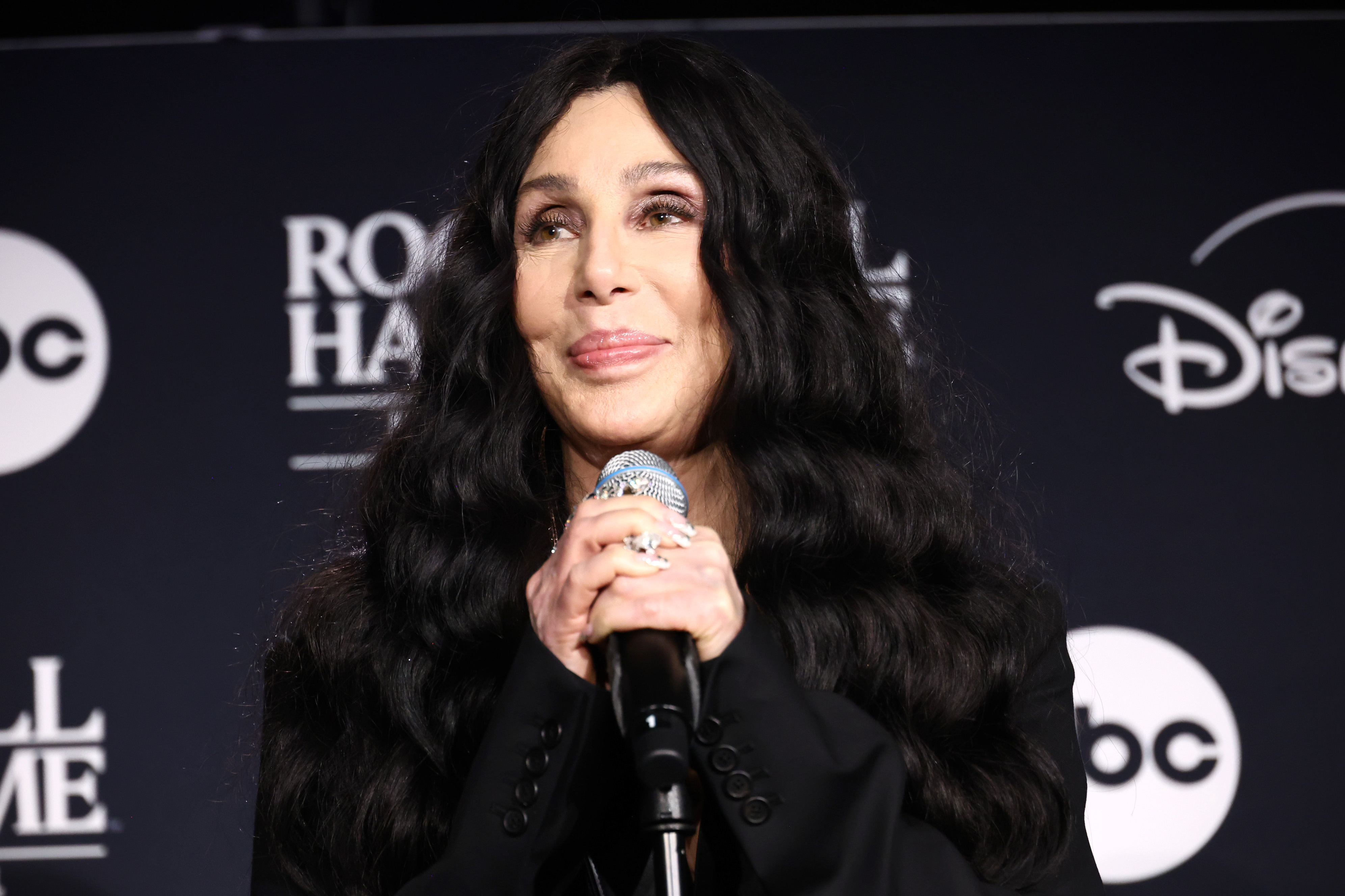 Cher s'exprime dans la salle de presse lors de la cérémonie d'intronisation au Rock &amp; Roll Hall Of Fame 2024 à Cleveland, Ohio, le 19 octobre 2024 | Source : Getty Images