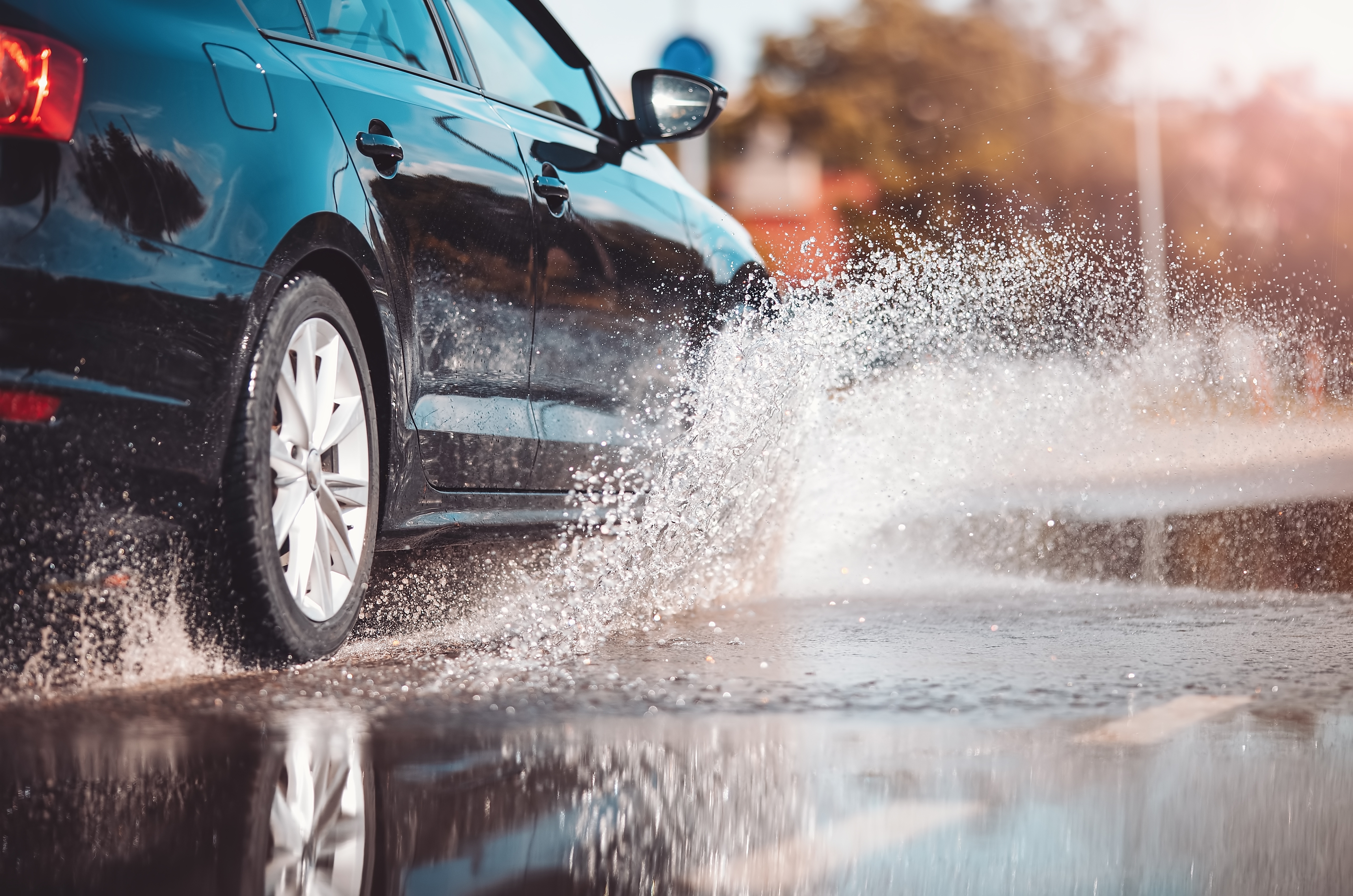 Carro na rua molhada |  Fonte: Shutterstock