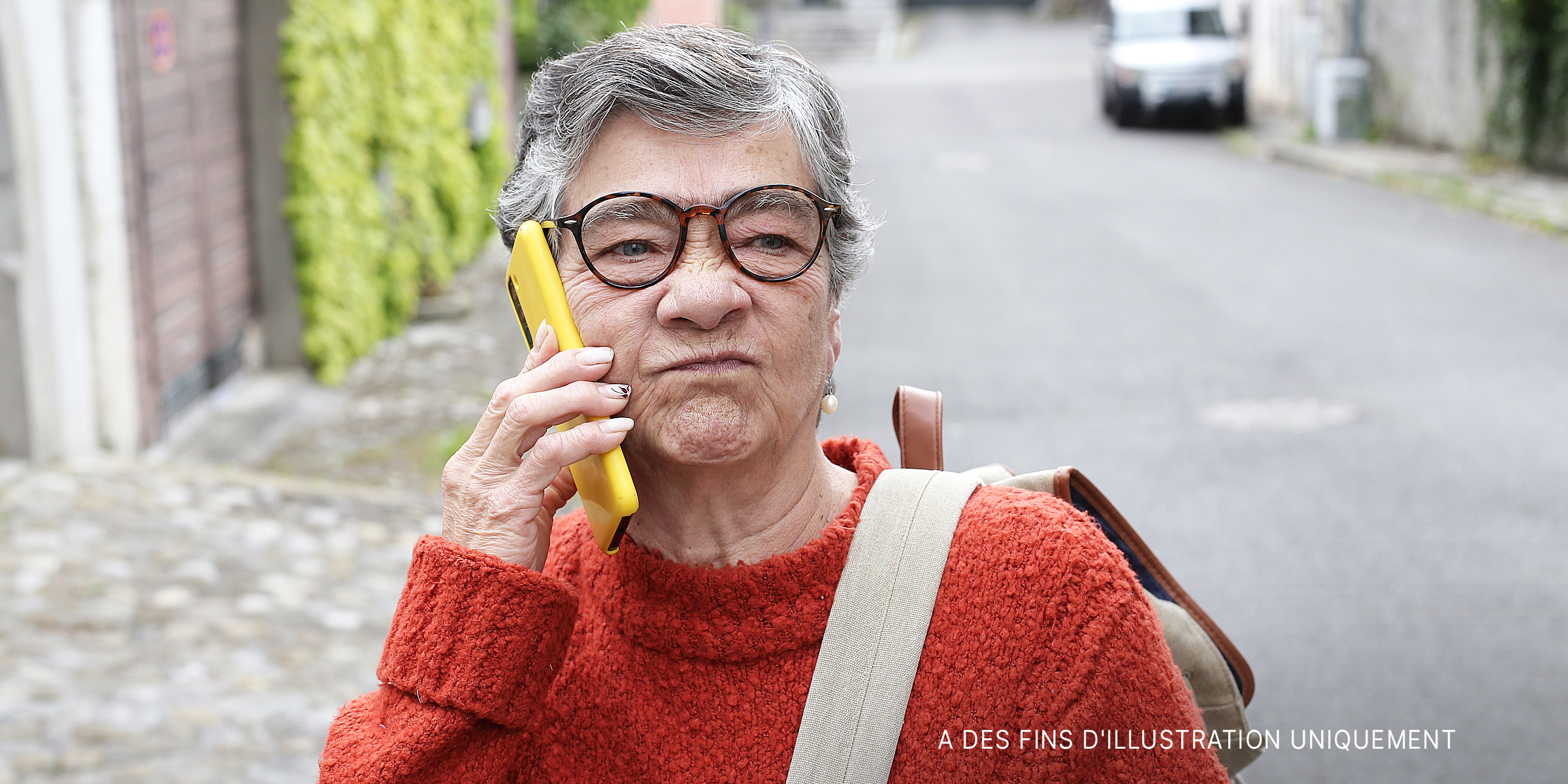 Femme âgée en colère utilisant son téléphone | Source : Shutterstock
