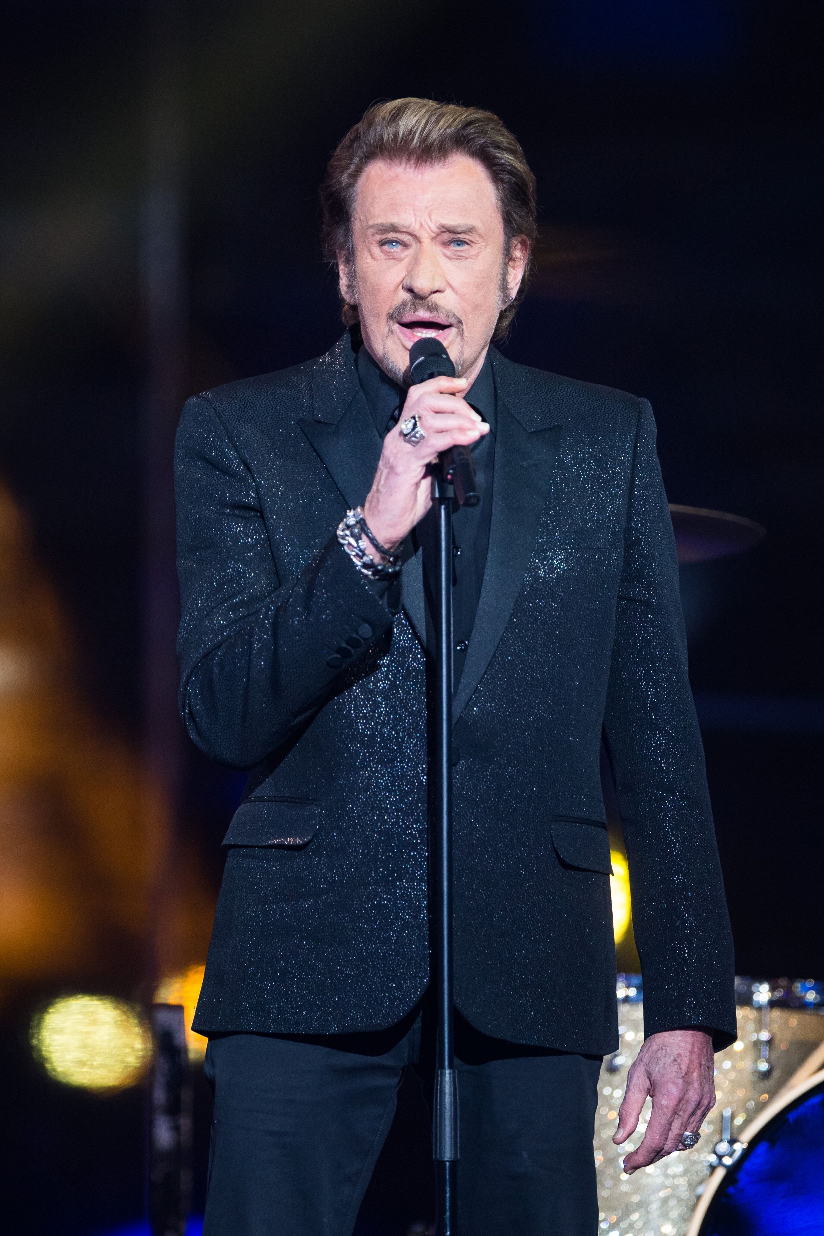 Le chanteur Johnny Hallyday sur scène lors du Téléthon 2014 de France Télévision le 6 décembre 2014 à Paris.  | Photo : Getty Images 