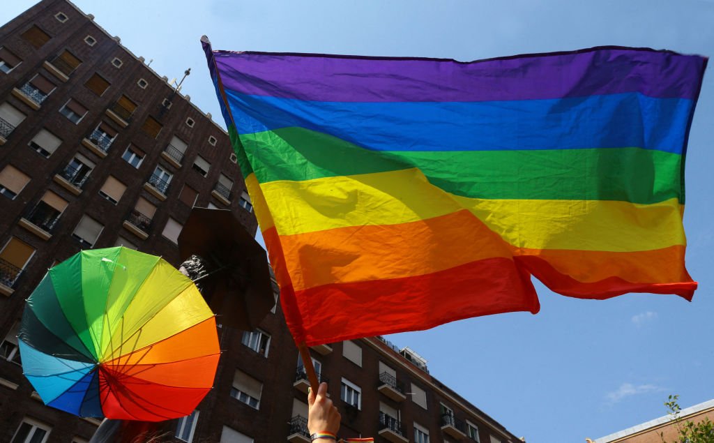Drapeau aux couleurs de la communauté LGBTQ+. | Photo : Getty Images