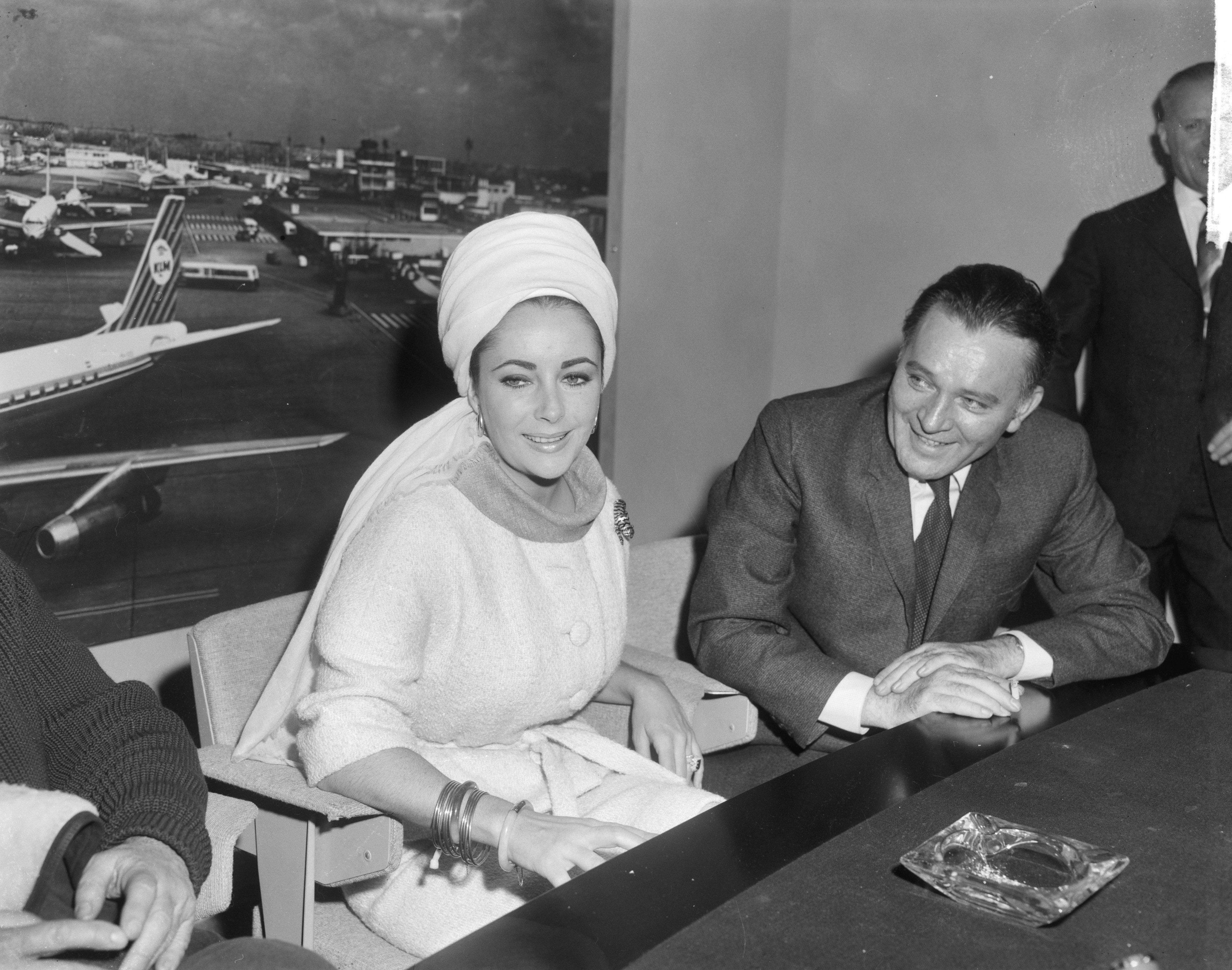 Elizabeth Taylor and Richard Burton during press conference at Schiphol for "The Spy Who Came In From The Cold." | Source : Wikimedia Commons