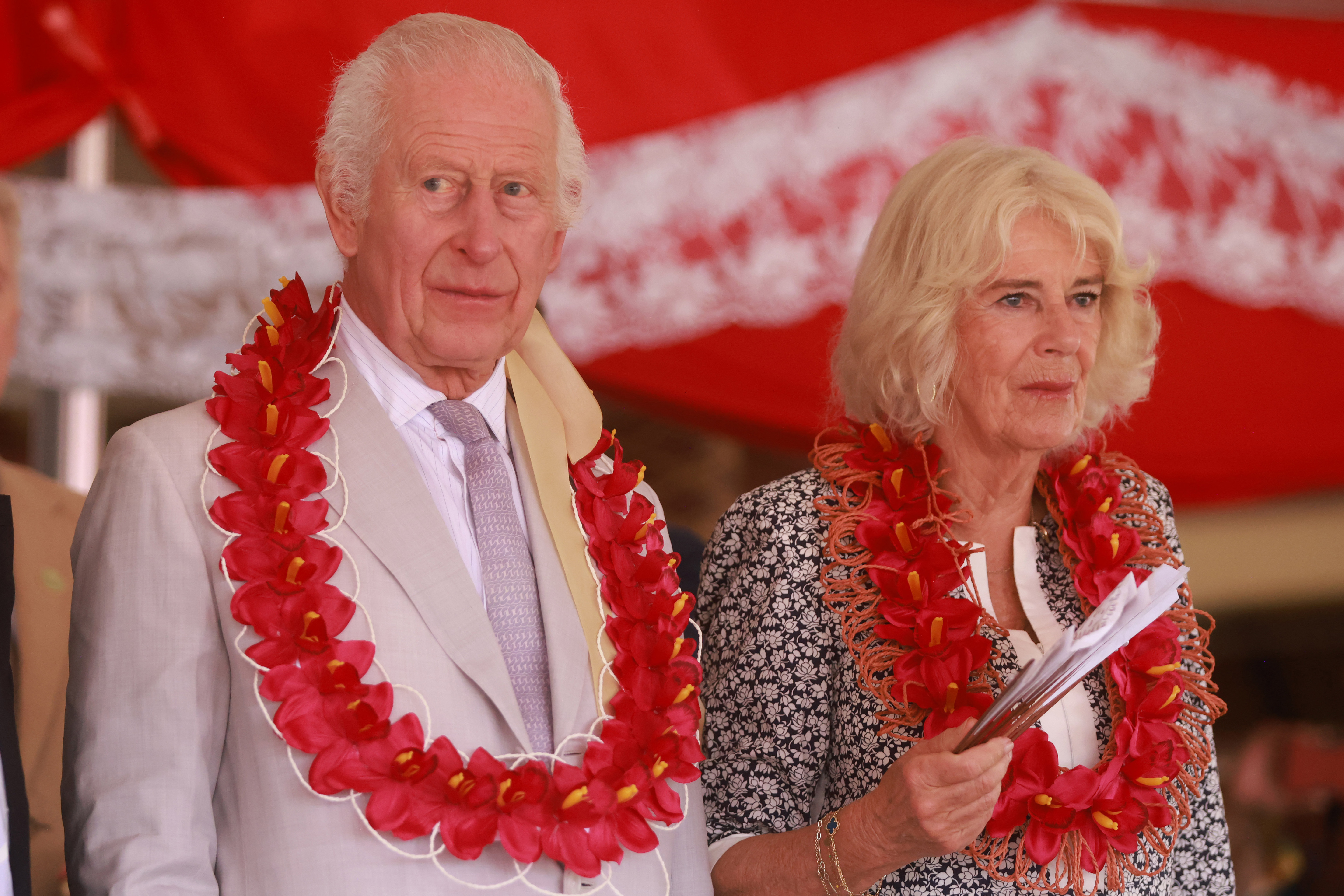 Le roi Charles III et la reine Camilla lors de la cérémonie d'adieu pendant leur tournée royale en Australie et aux Samoa à Apia, aux Samoa, le 26 octobre 2024 | Source : Getty Images