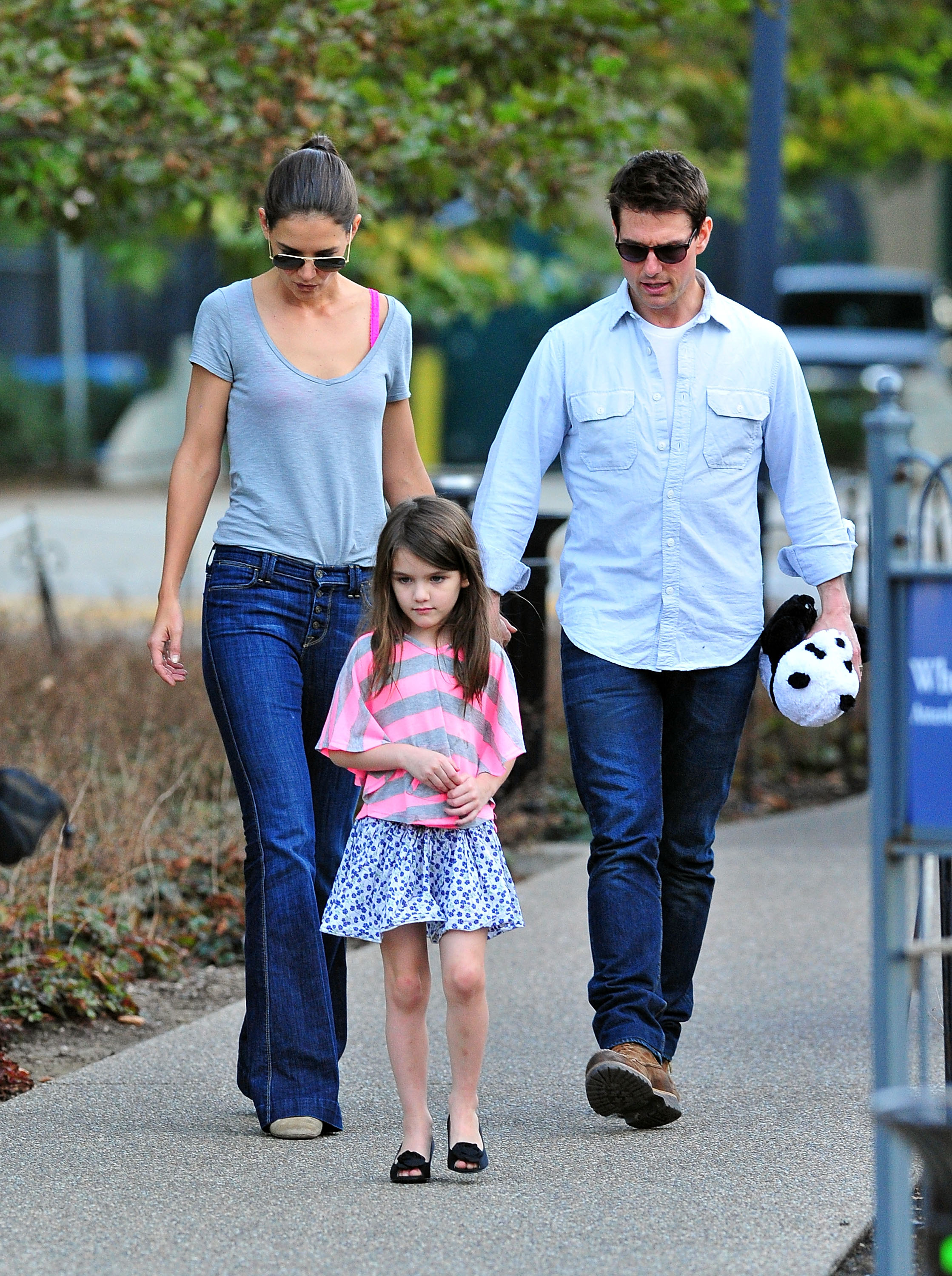 Tom Cruise et Katie Holmes avec leur fille Suri à Pittsburgh, Pennsylvanie en 2011. | Source : Getty Images