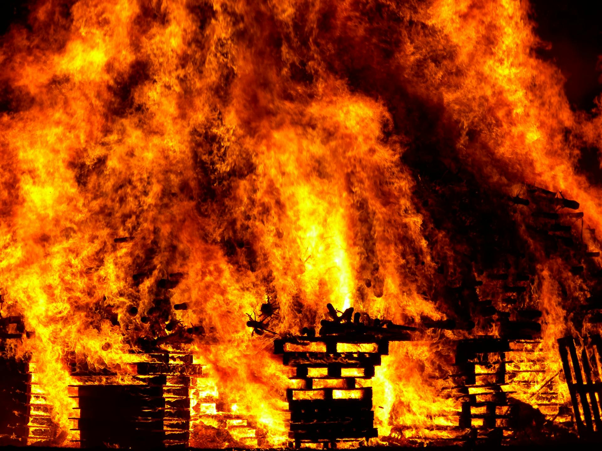 Une flambée d'incendie engloutissant un bâtiment | Source : Pexels