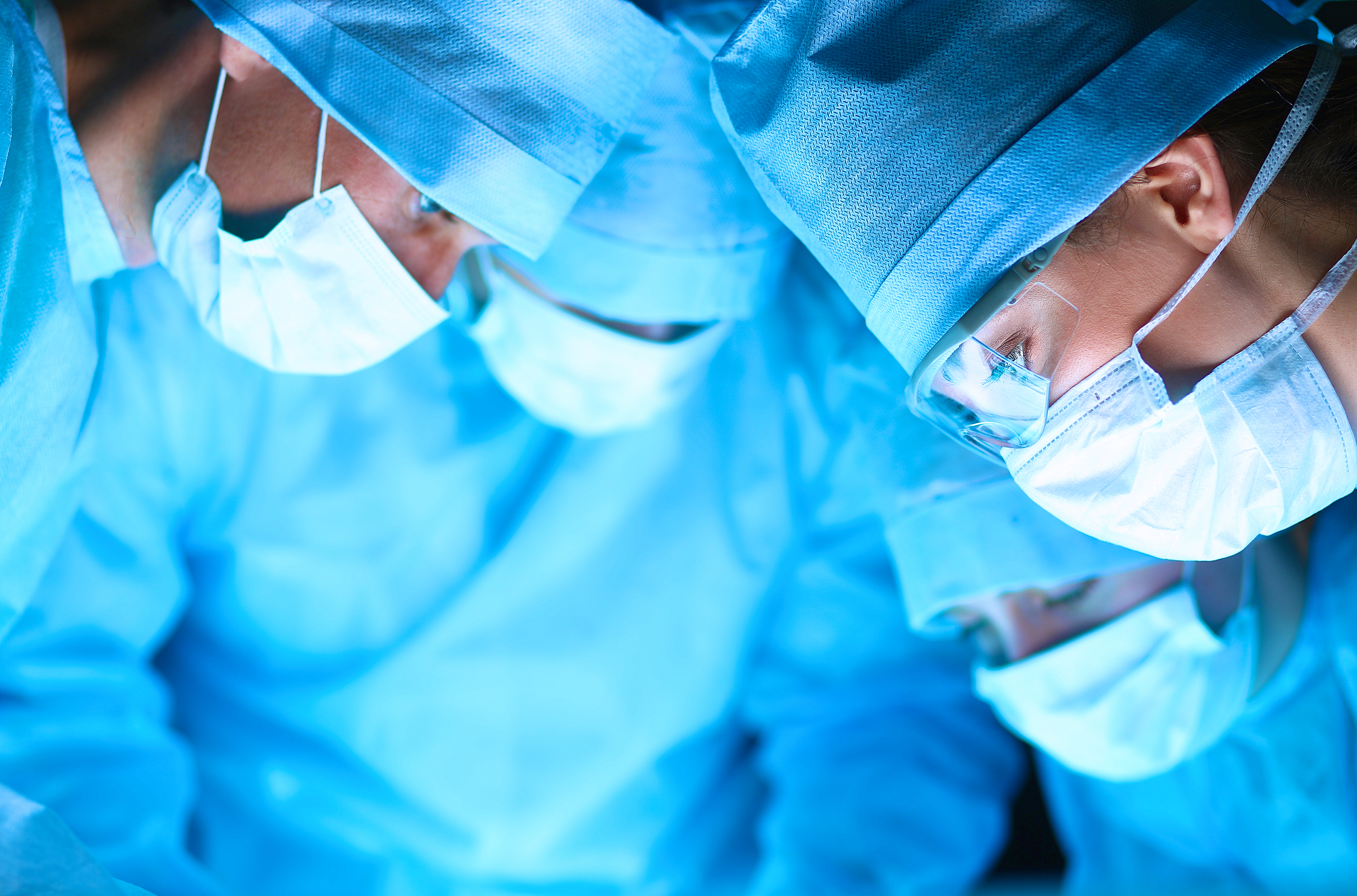 Une équipe de chirurgiens au travail | Source : Shutterstock