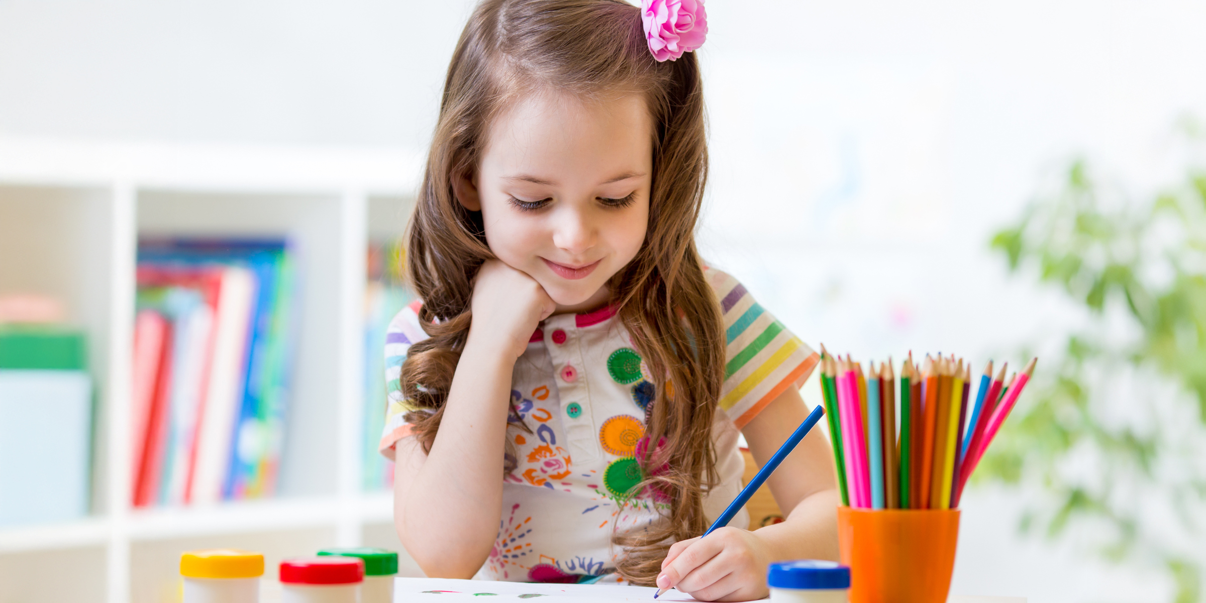 Une petite fille qui dessine | Source : Shutterstock