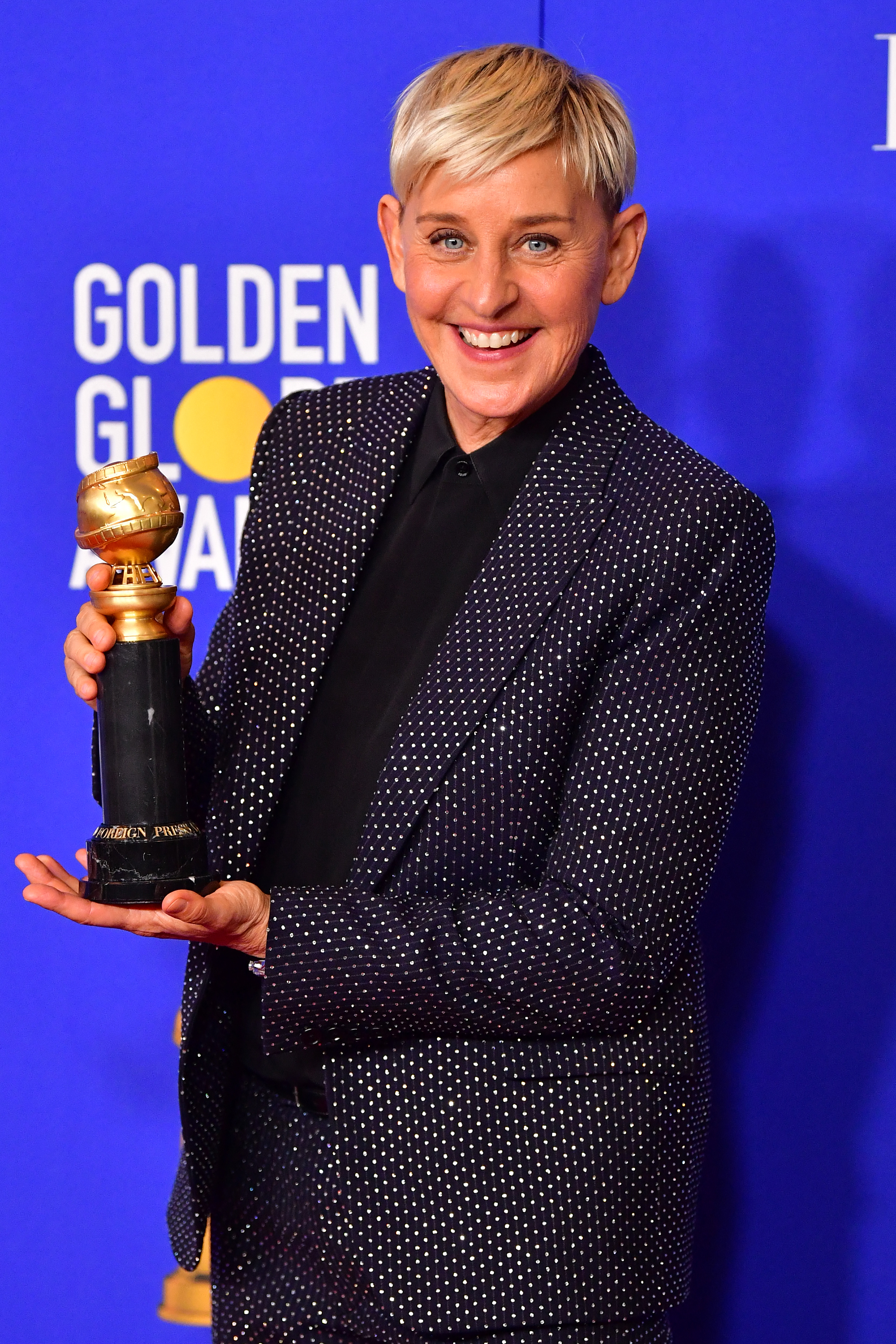 Ellen DeGeneres pose dans la salle de presse avec le prix Carol Burnett lors de la 77e édition des Golden Globe Awards à Beverly Hills, en Californie, le 5 janvier 2020. | Source : Getty Images