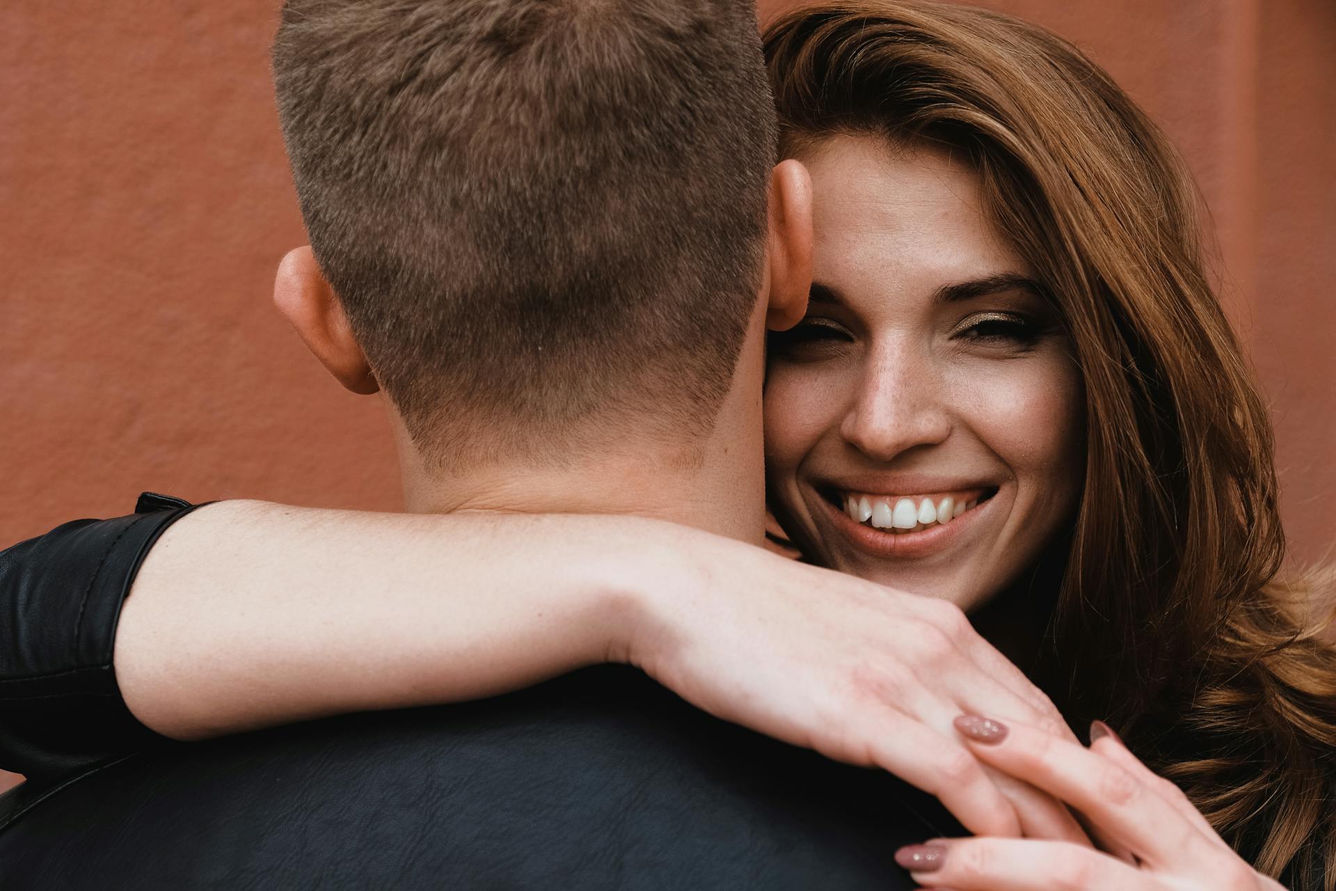 Un couple qui s'enlace | Source : Pexels