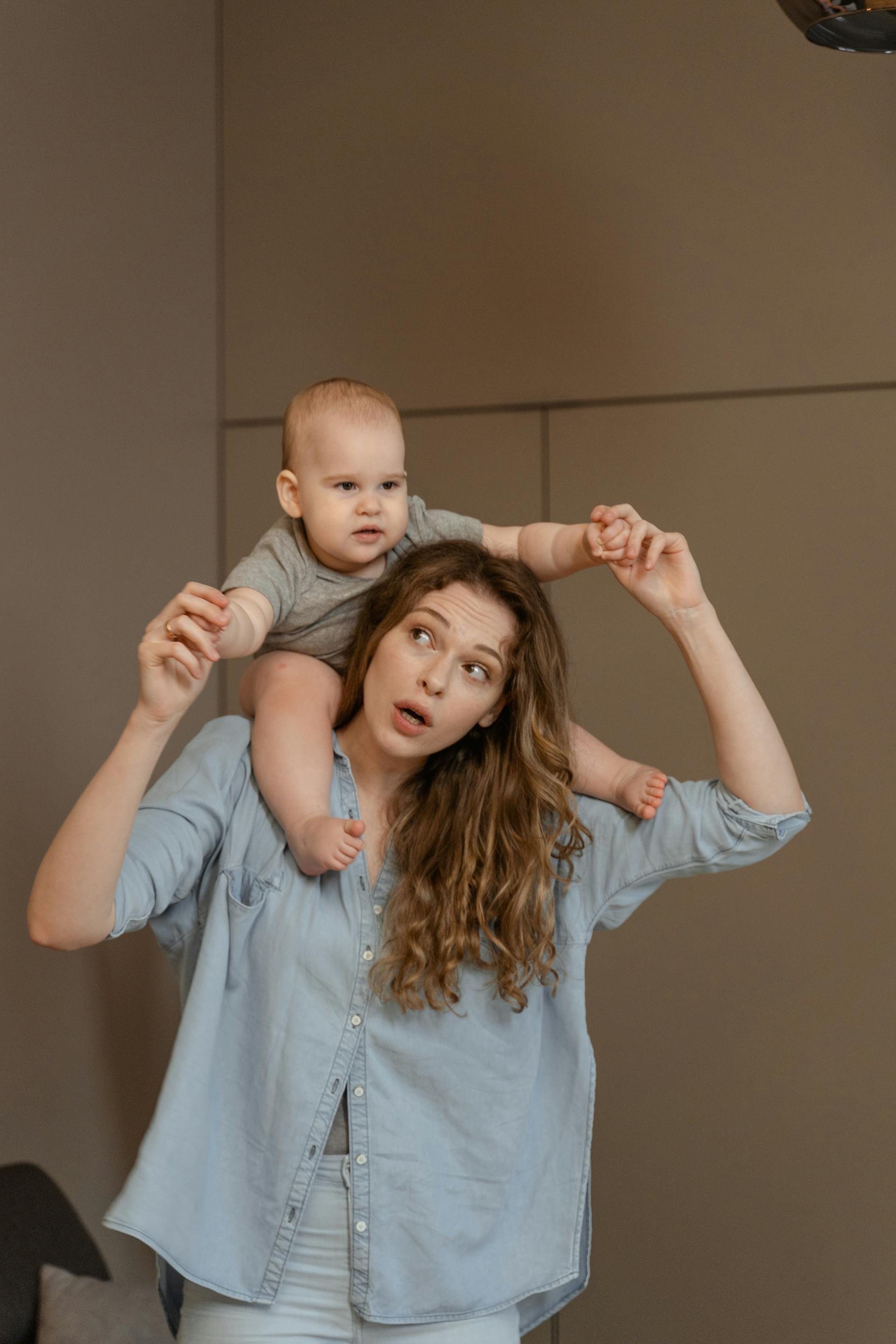 Une femme portant un enfant en bas âge sur son épaule | Source : Pexels