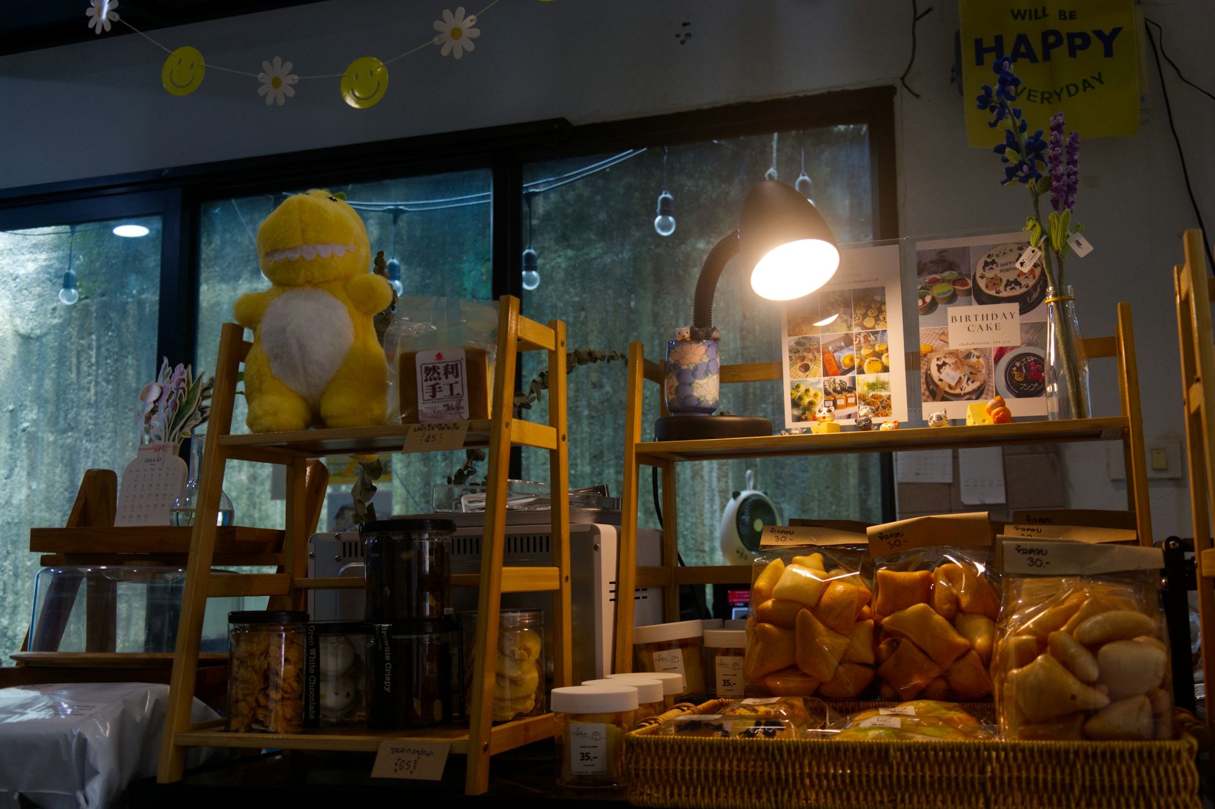 Gros plan sur l'intérieur d'une boulangerie lors d'une soirée pluvieuse | Source : Unsplash